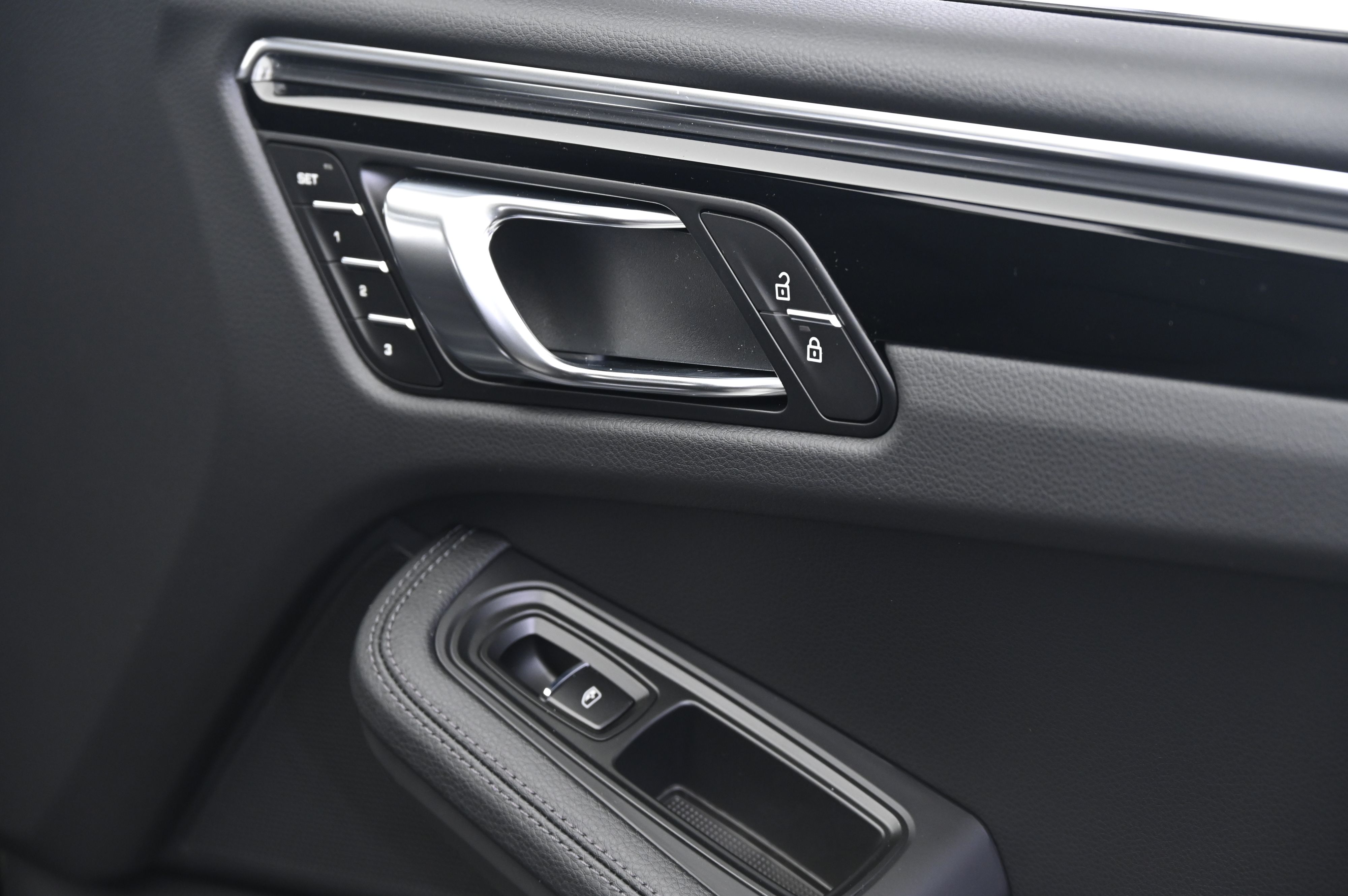 Thumbnail: 2026 Porsche Macan - 21