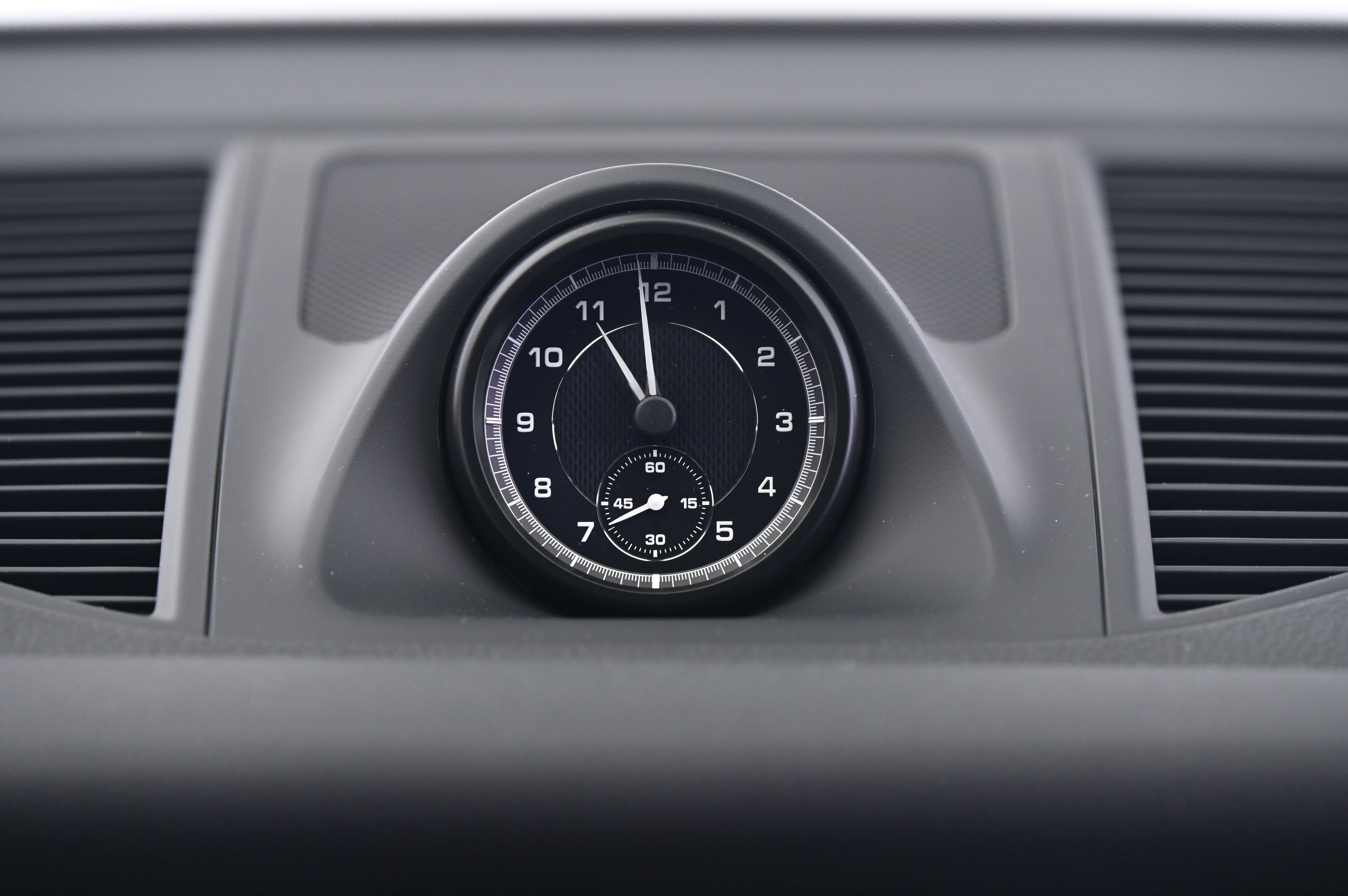 Thumbnail: 2025 Porsche Macan - 32