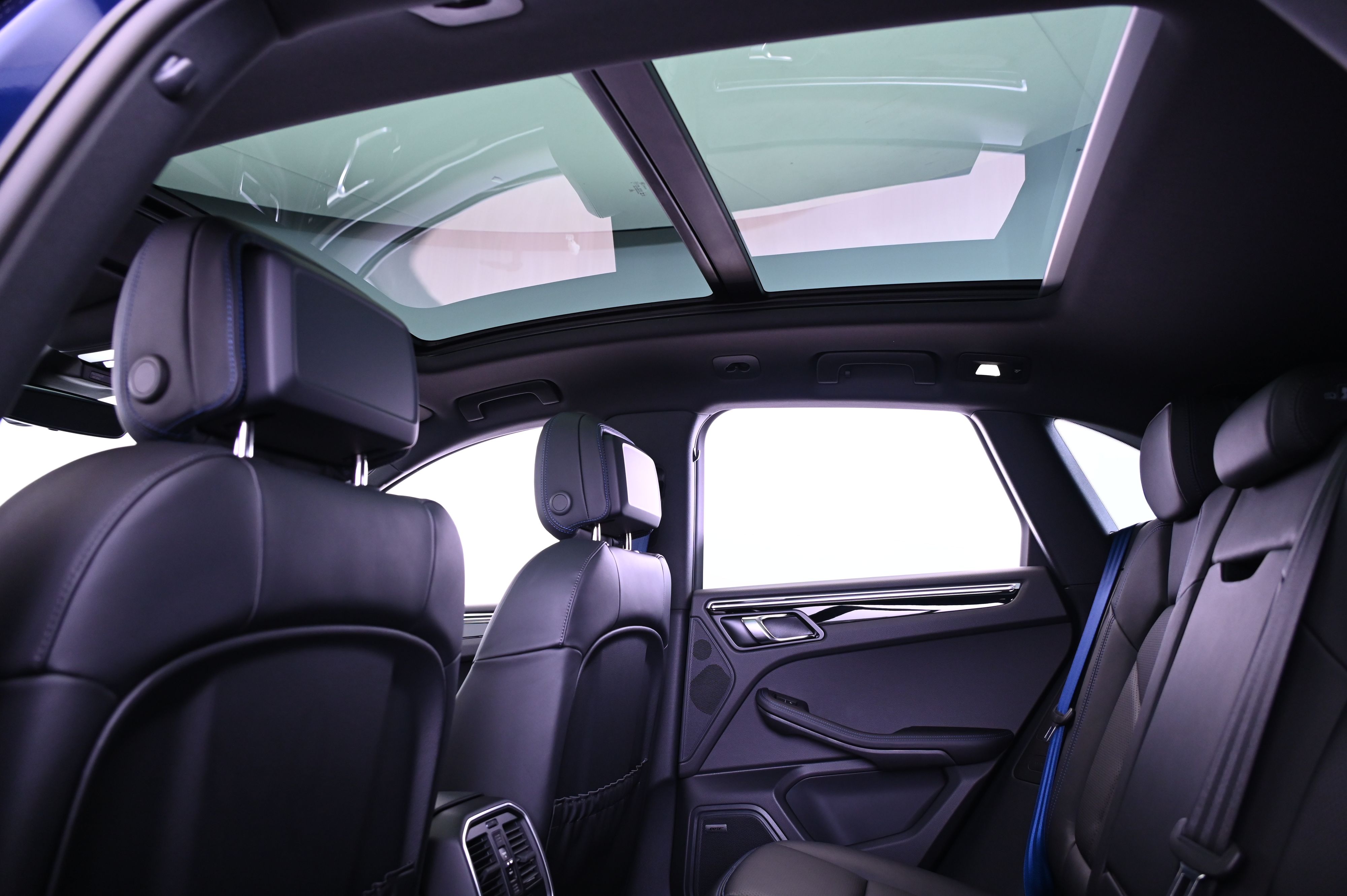 Thumbnail: 2025 Porsche Macan - 32