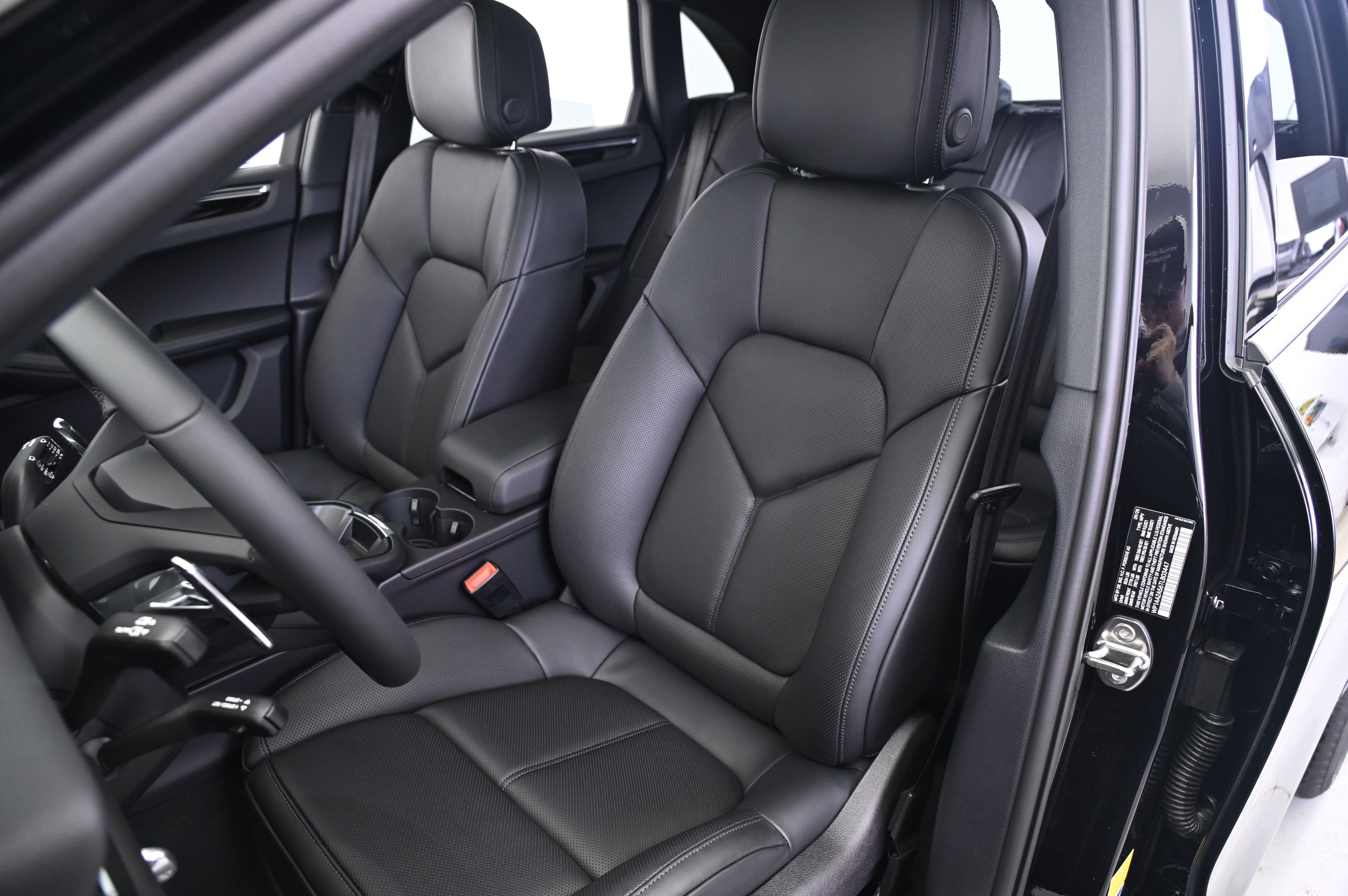 Thumbnail: 2026 Porsche Macan - 30