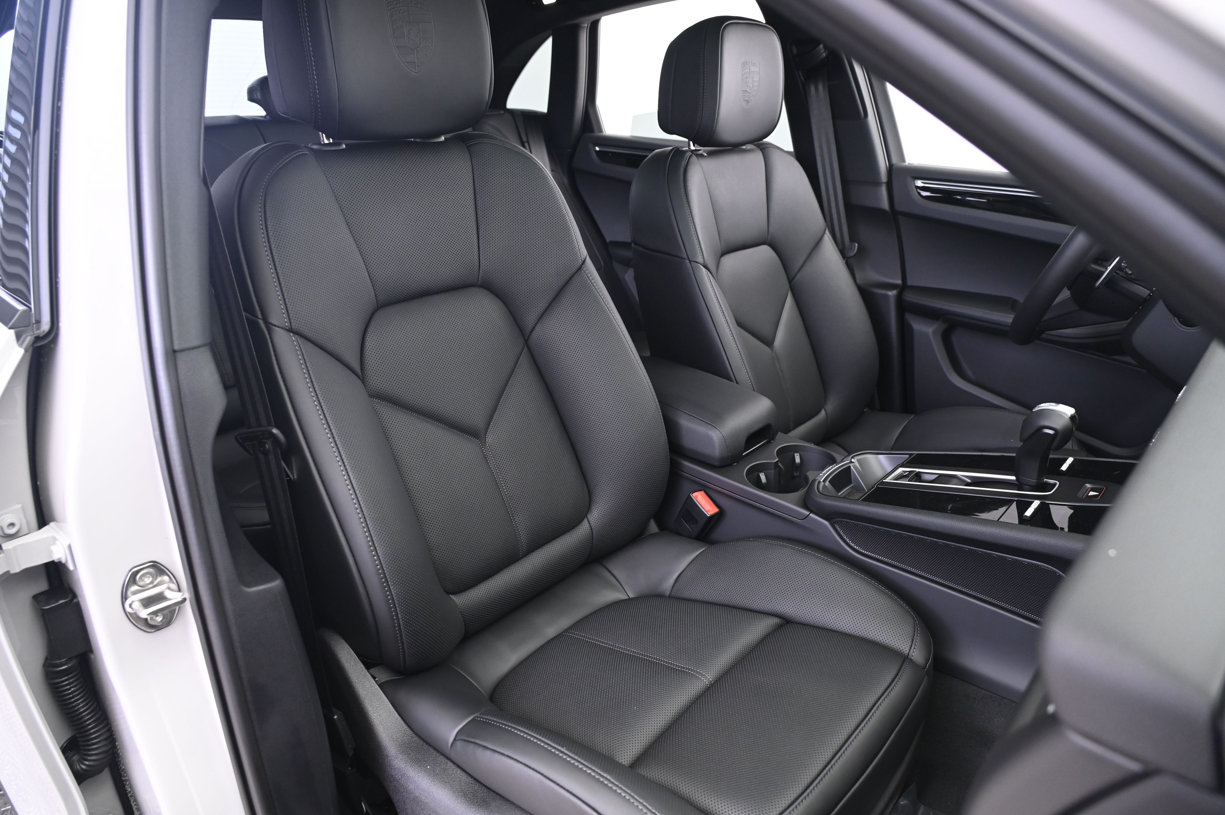 Thumbnail: 2026 Porsche Macan - 24