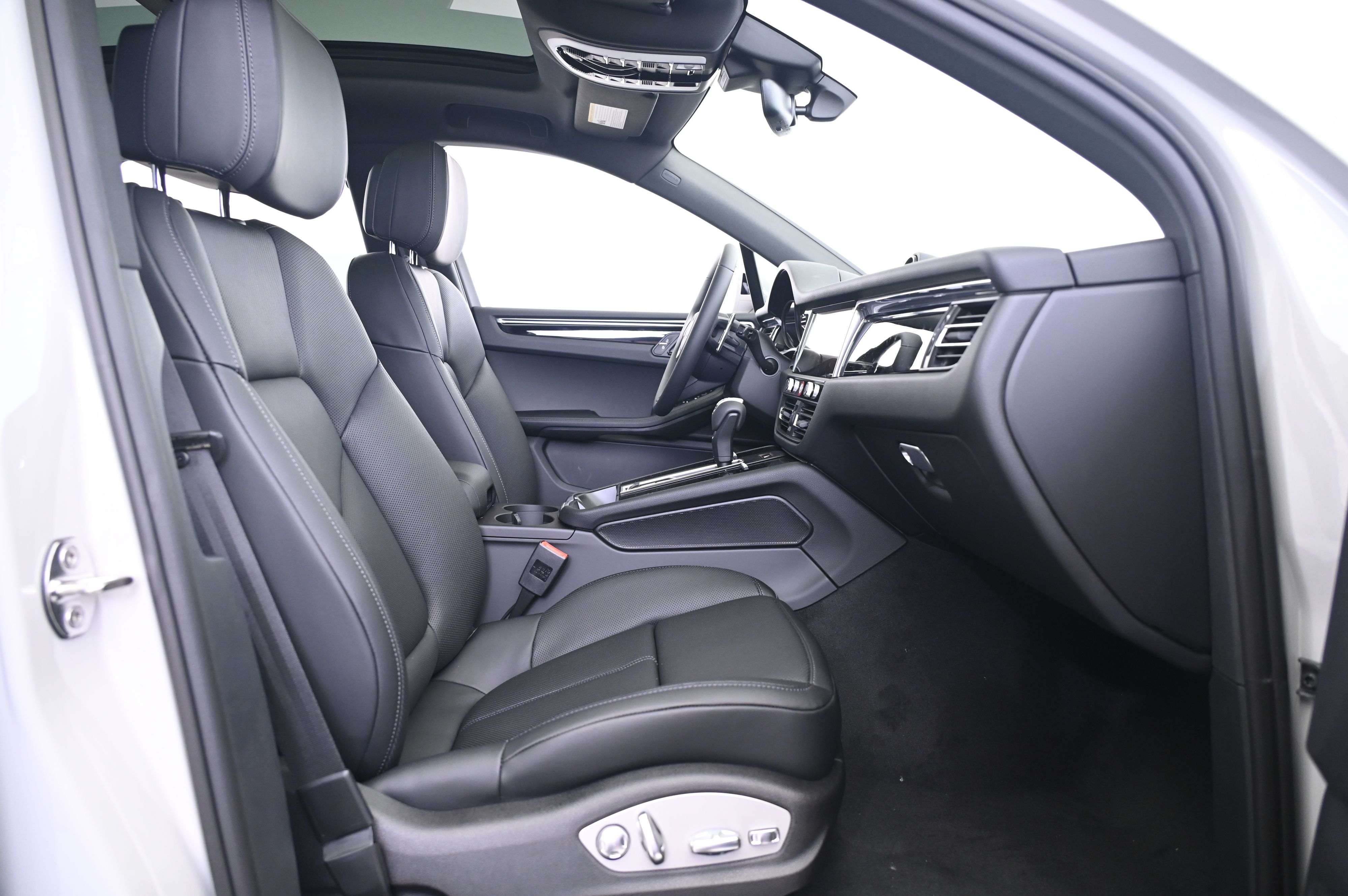 Thumbnail: 2025 Porsche Macan - 23