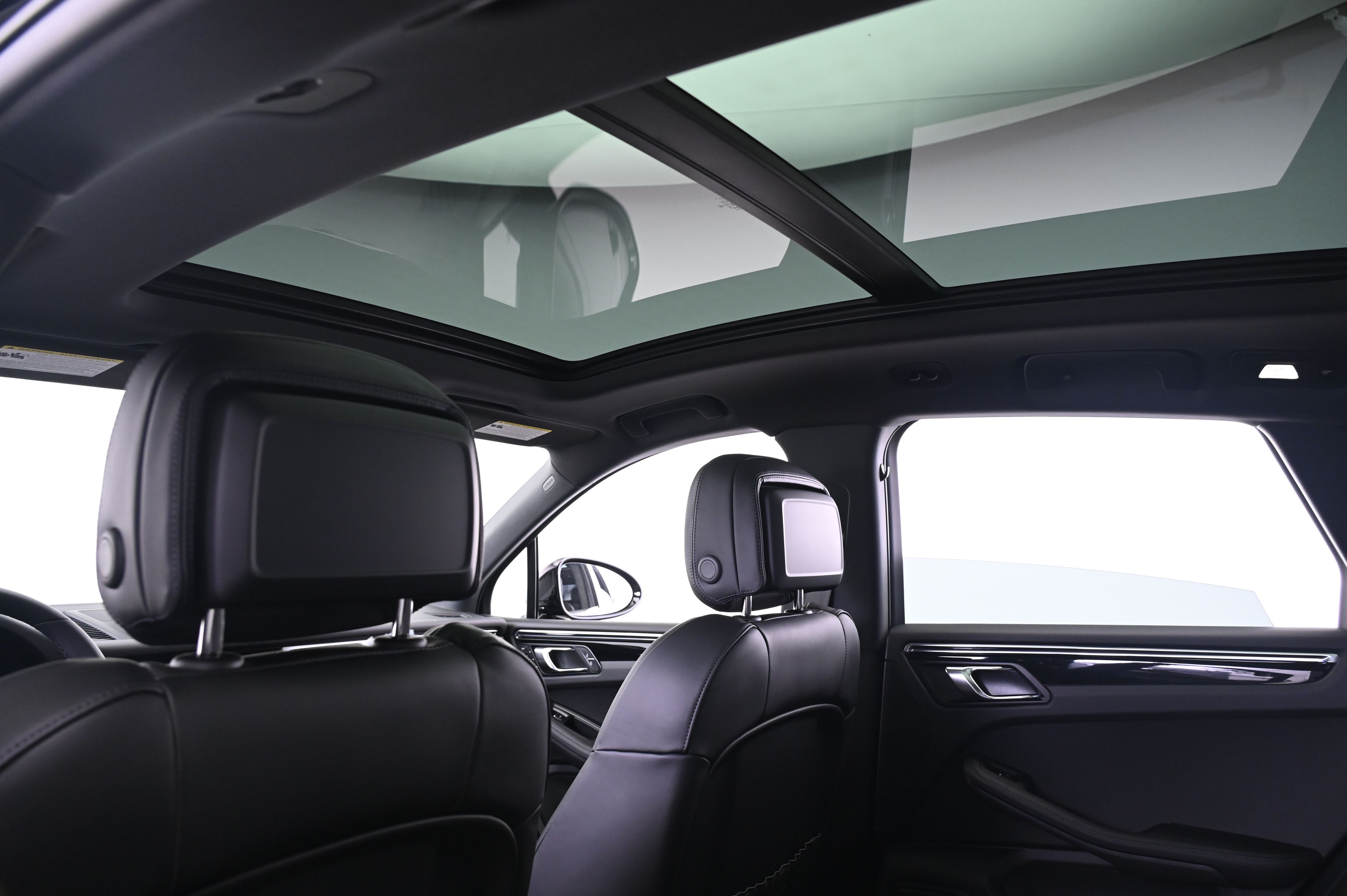 Thumbnail: 2026 Porsche Macan - 25