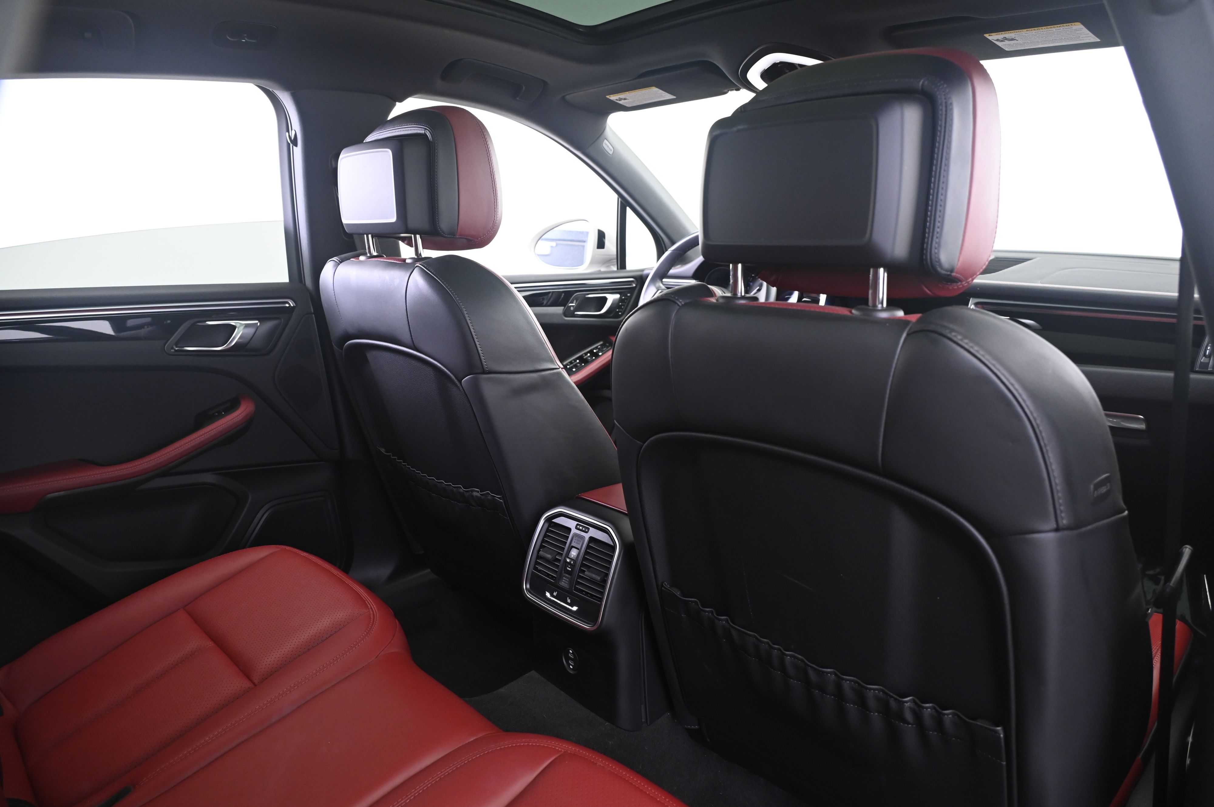 Thumbnail: 2023 Porsche Macan - 17