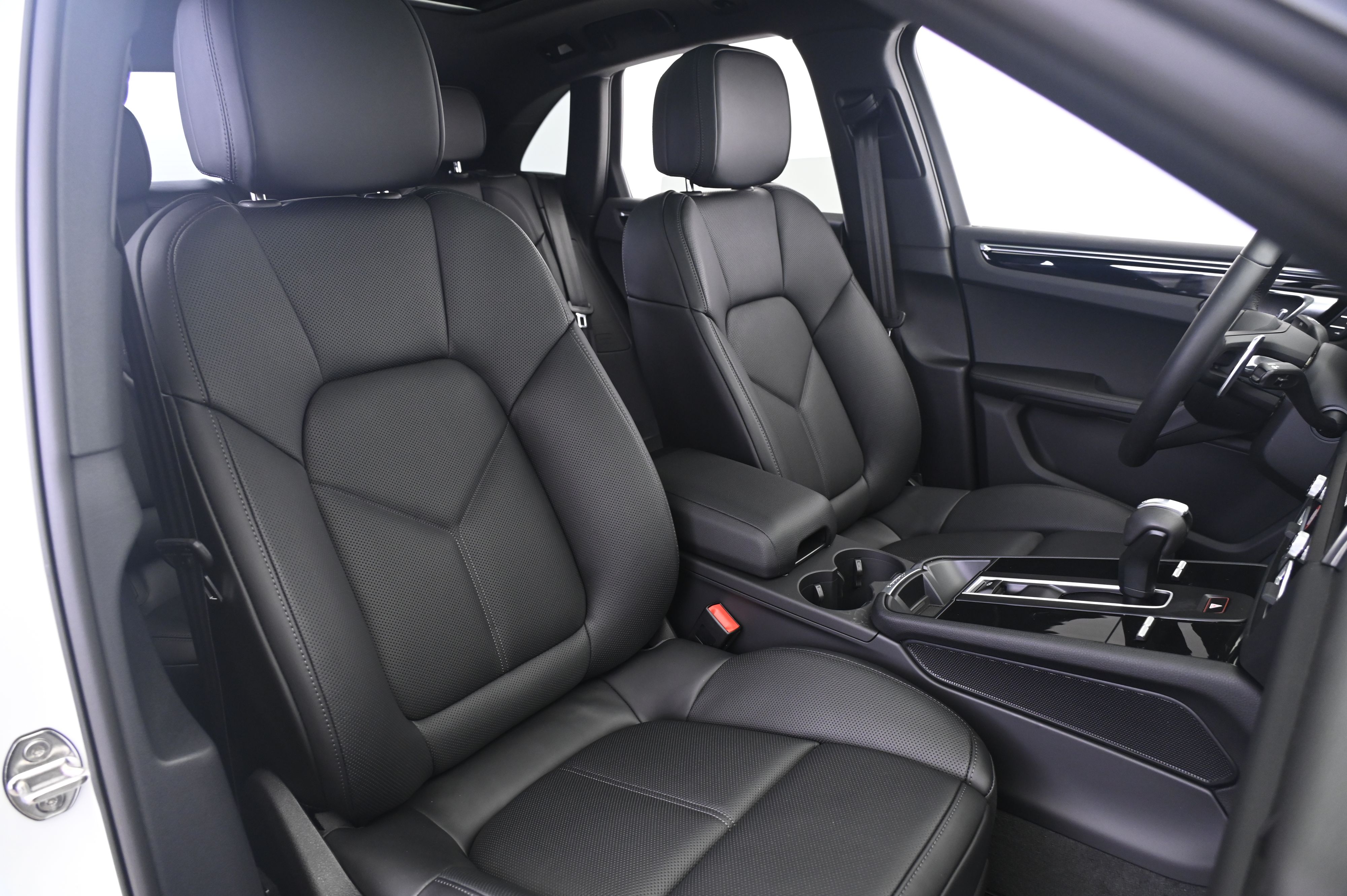 Thumbnail: 2026 Porsche Macan - 24