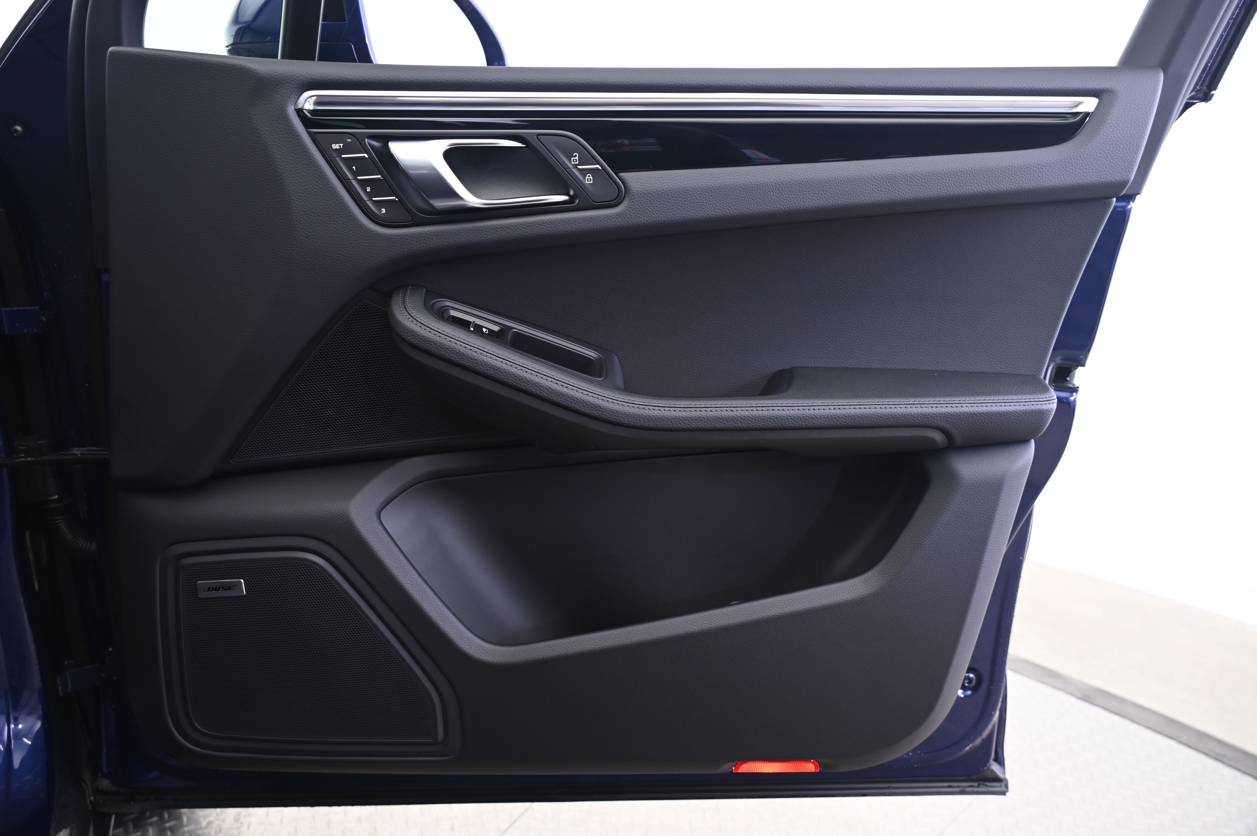 Thumbnail: 2026 Porsche Macan - 20