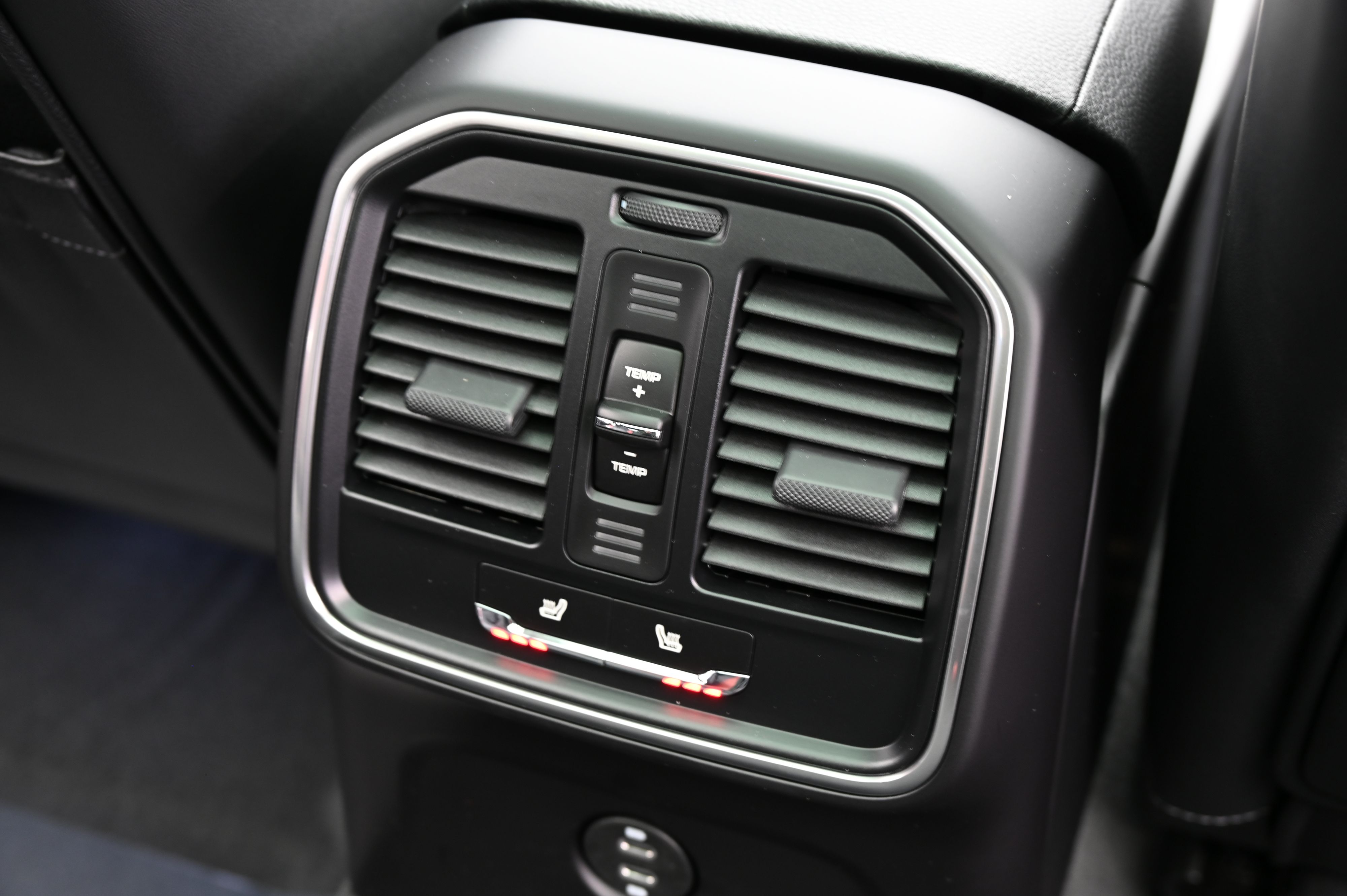 Thumbnail: 2025 Porsche Macan - 26