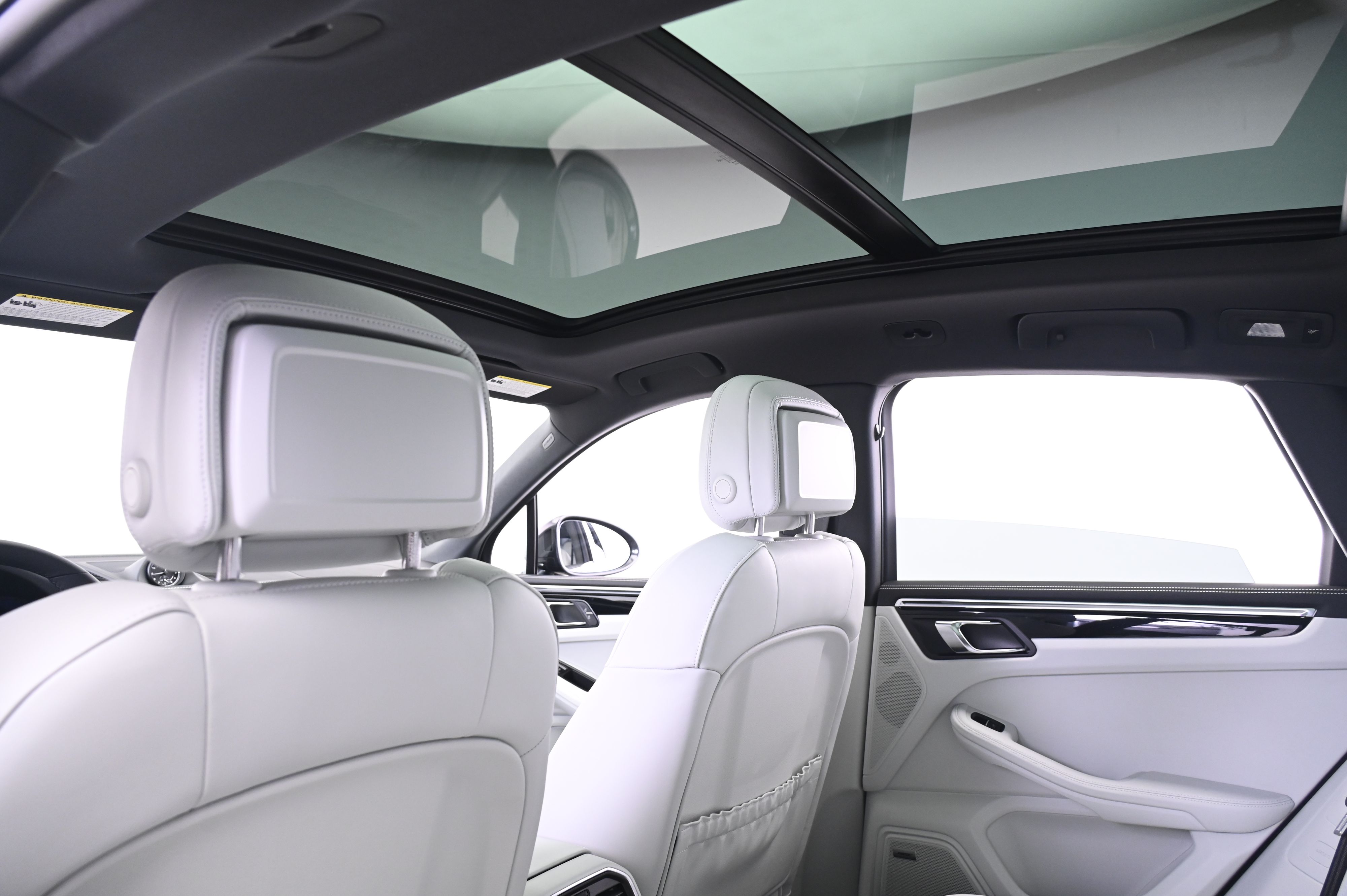 Thumbnail: 2026 Porsche Macan - 25