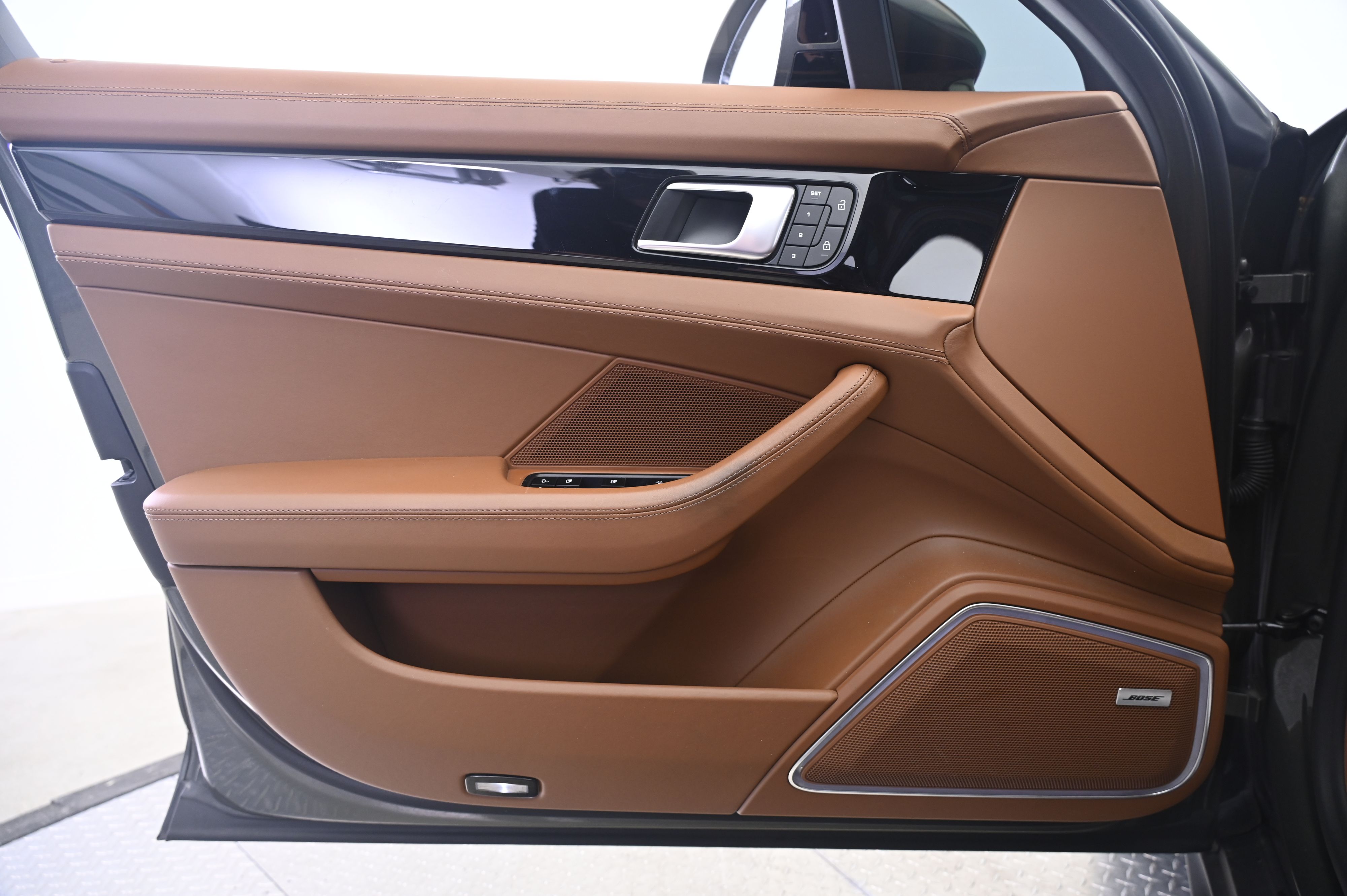 Thumbnail: 2023 Porsche Panamera - 26