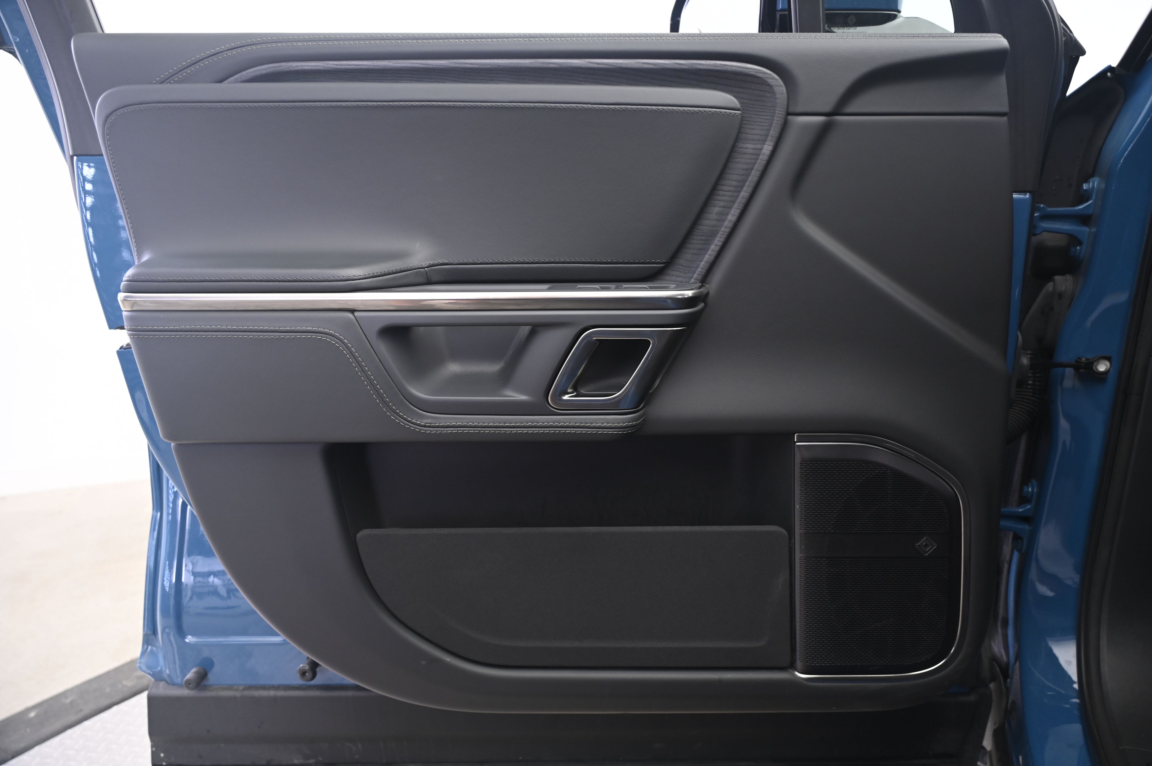 Thumbnail: 2024 Rivian R1S - 27