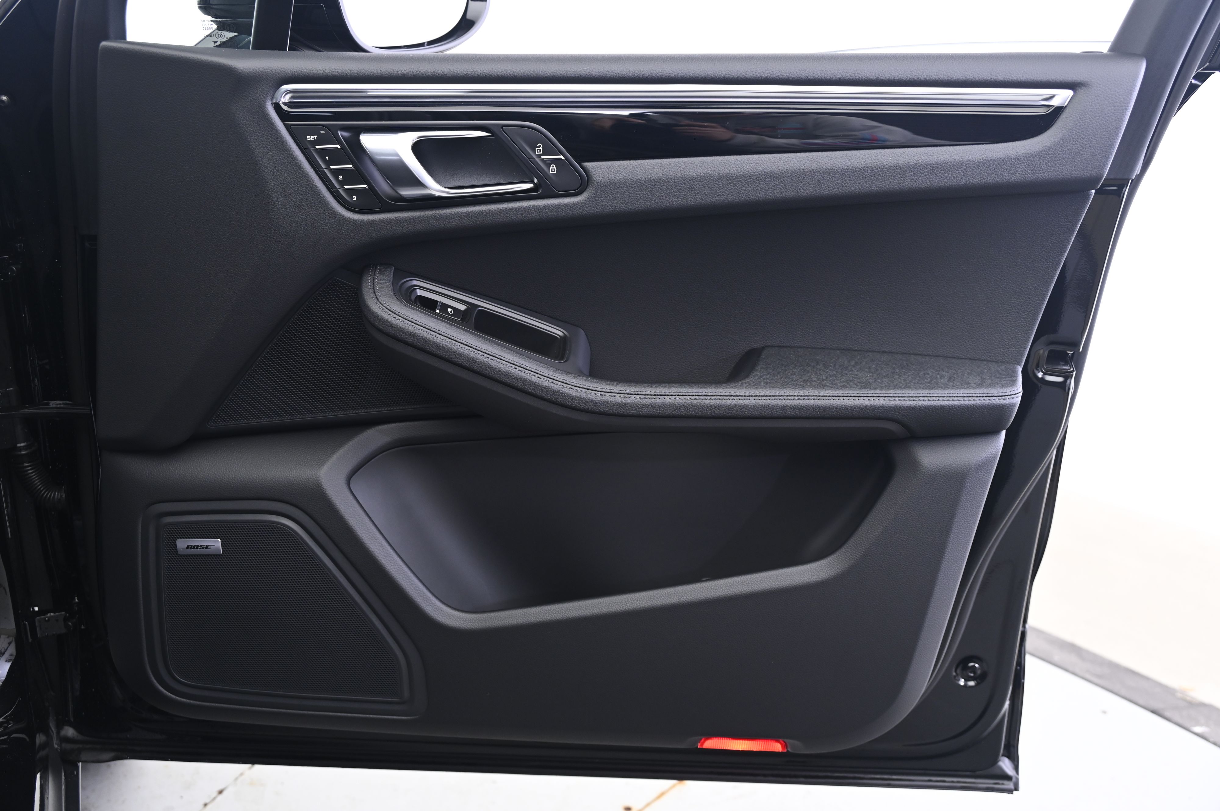 Thumbnail: 2026 Porsche Macan - 20