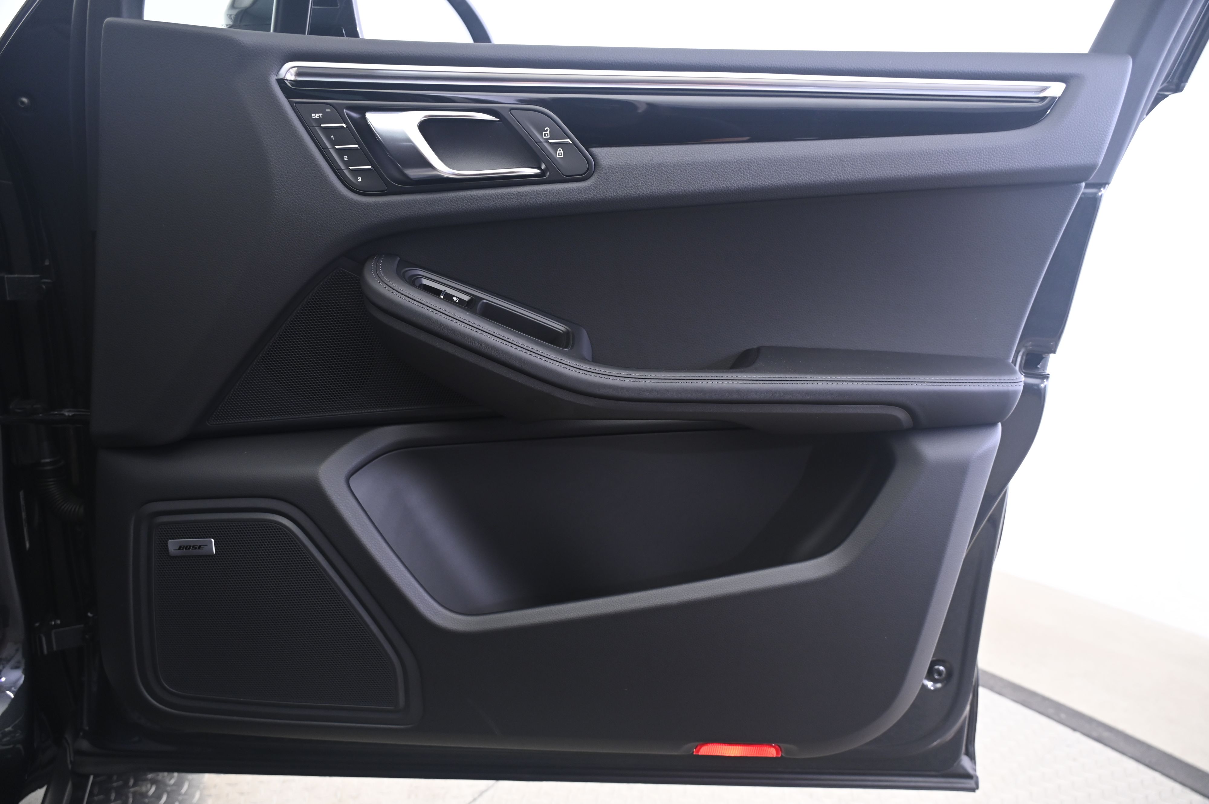 Thumbnail: 2026 Porsche Macan - 20