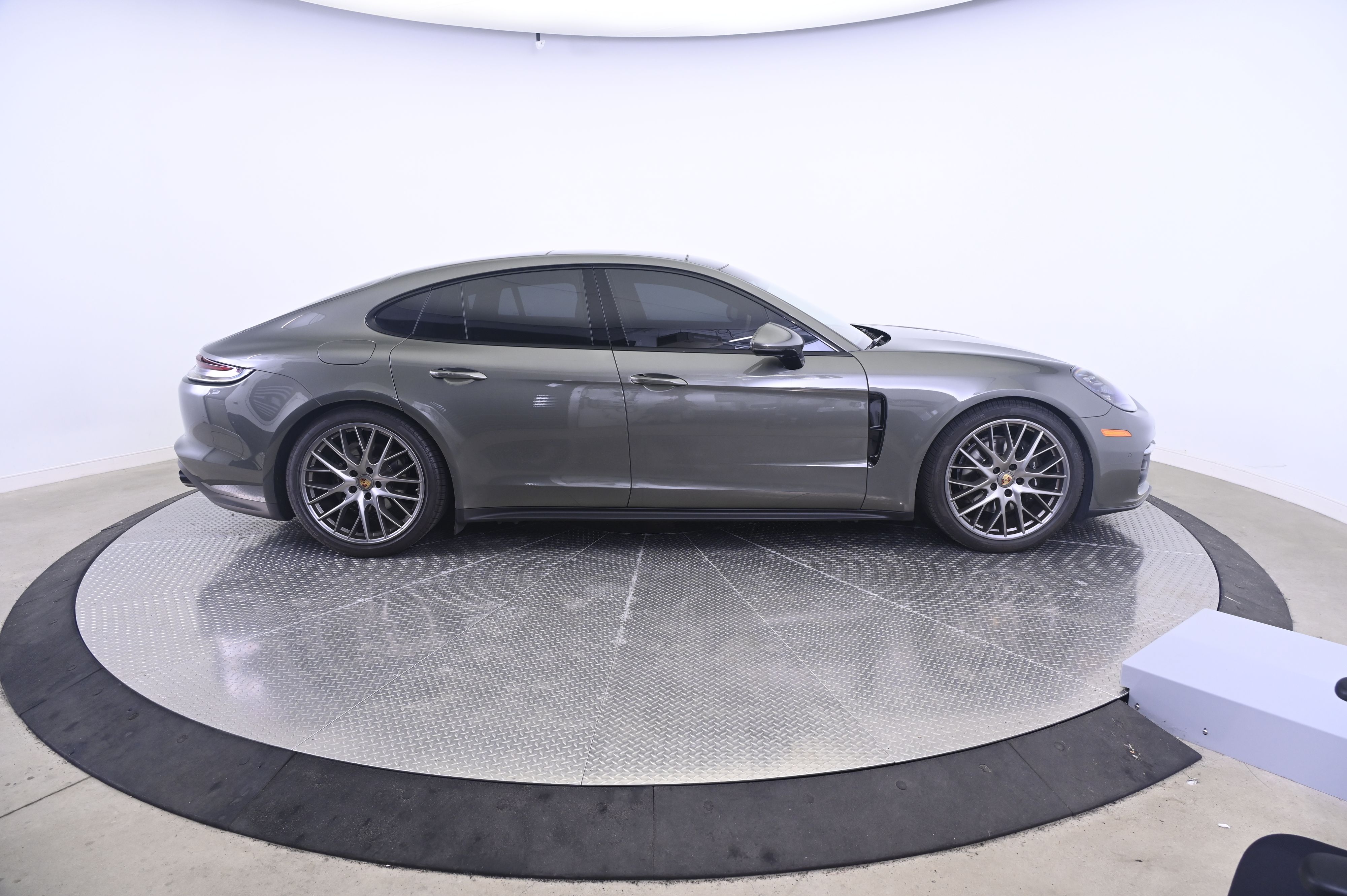 Thumbnail: 2023 Porsche Panamera - 8