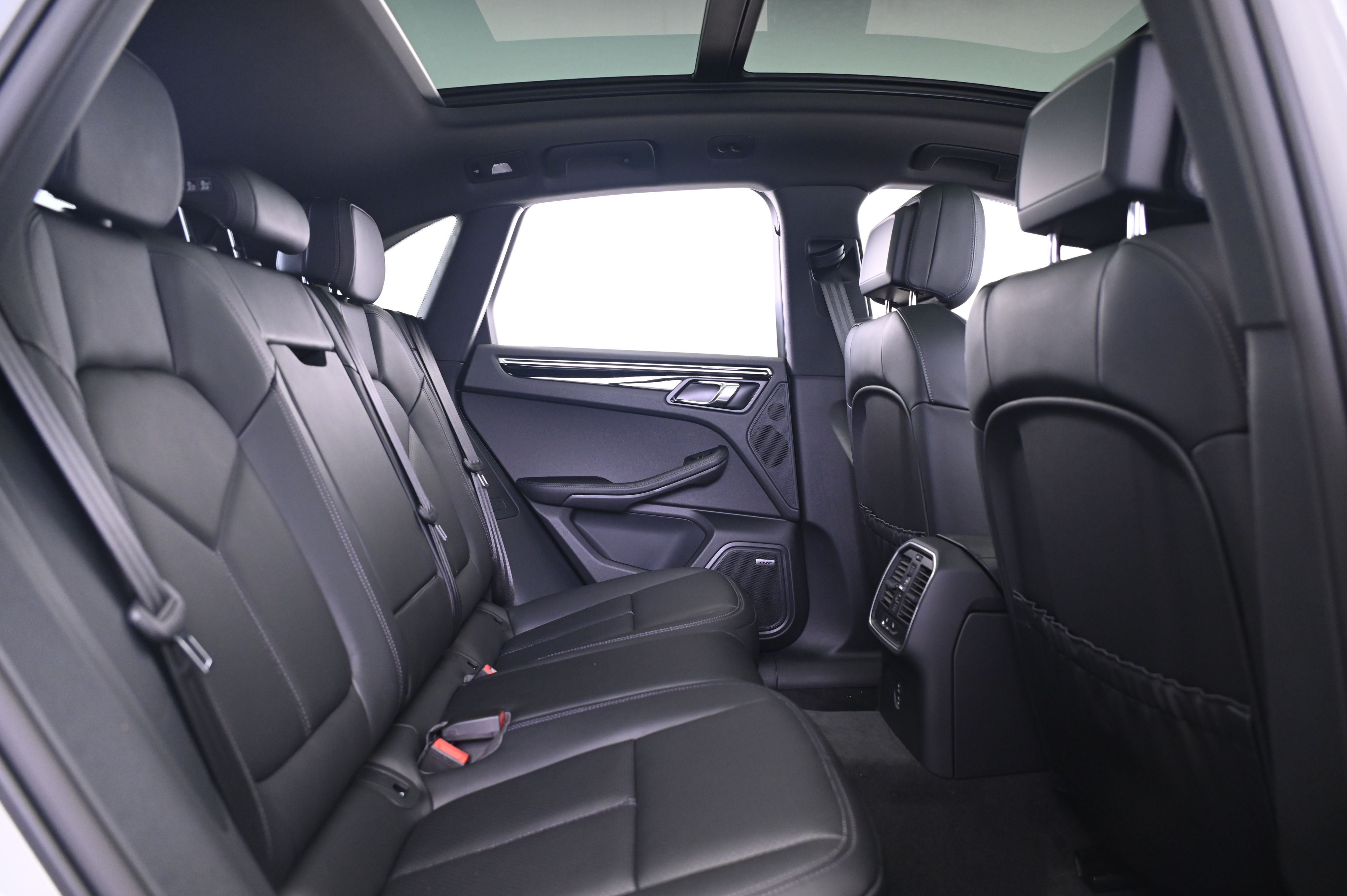 Thumbnail: 2025 Porsche Macan - 18