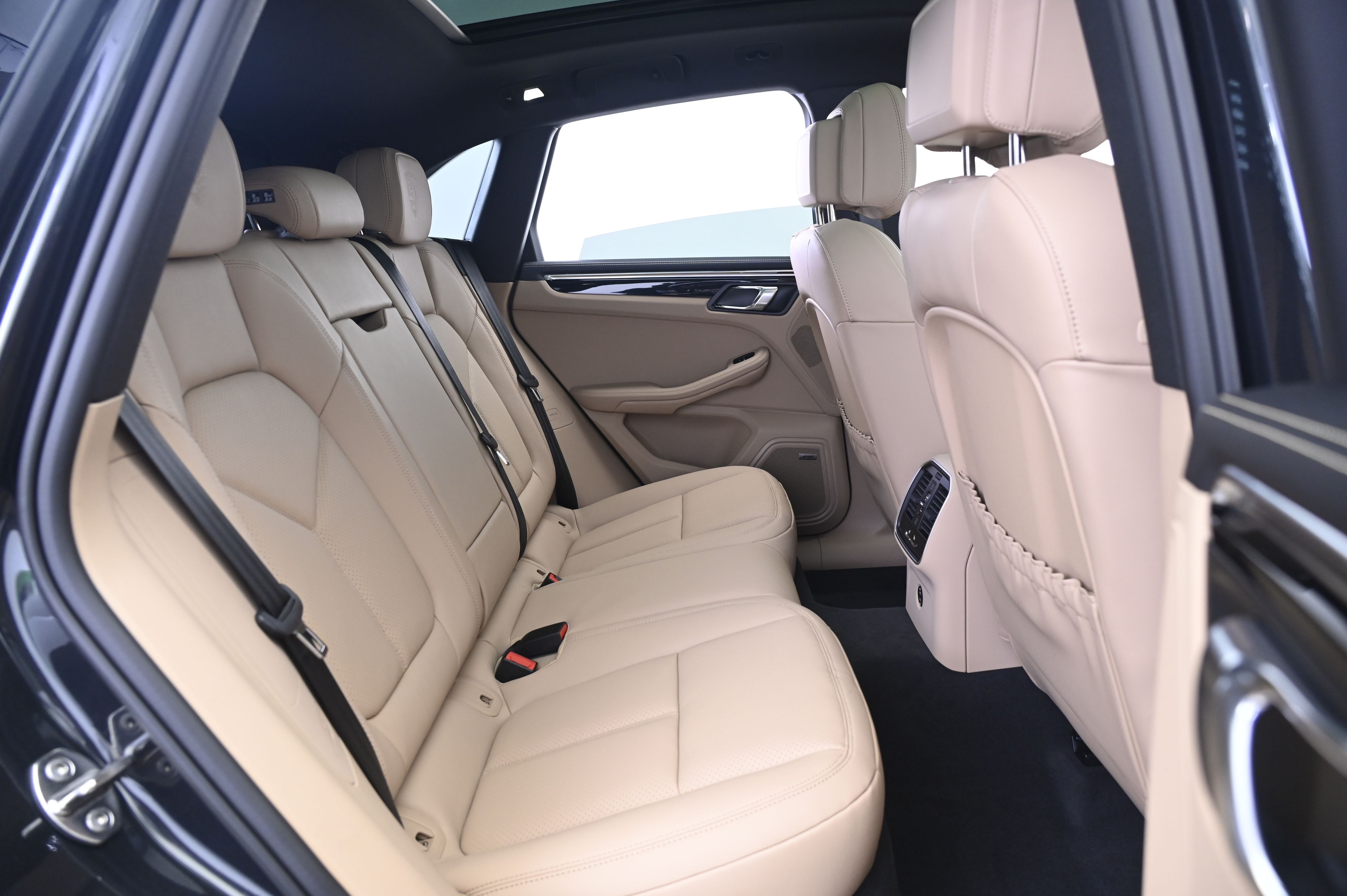 Thumbnail: 2026 Porsche Macan - 18