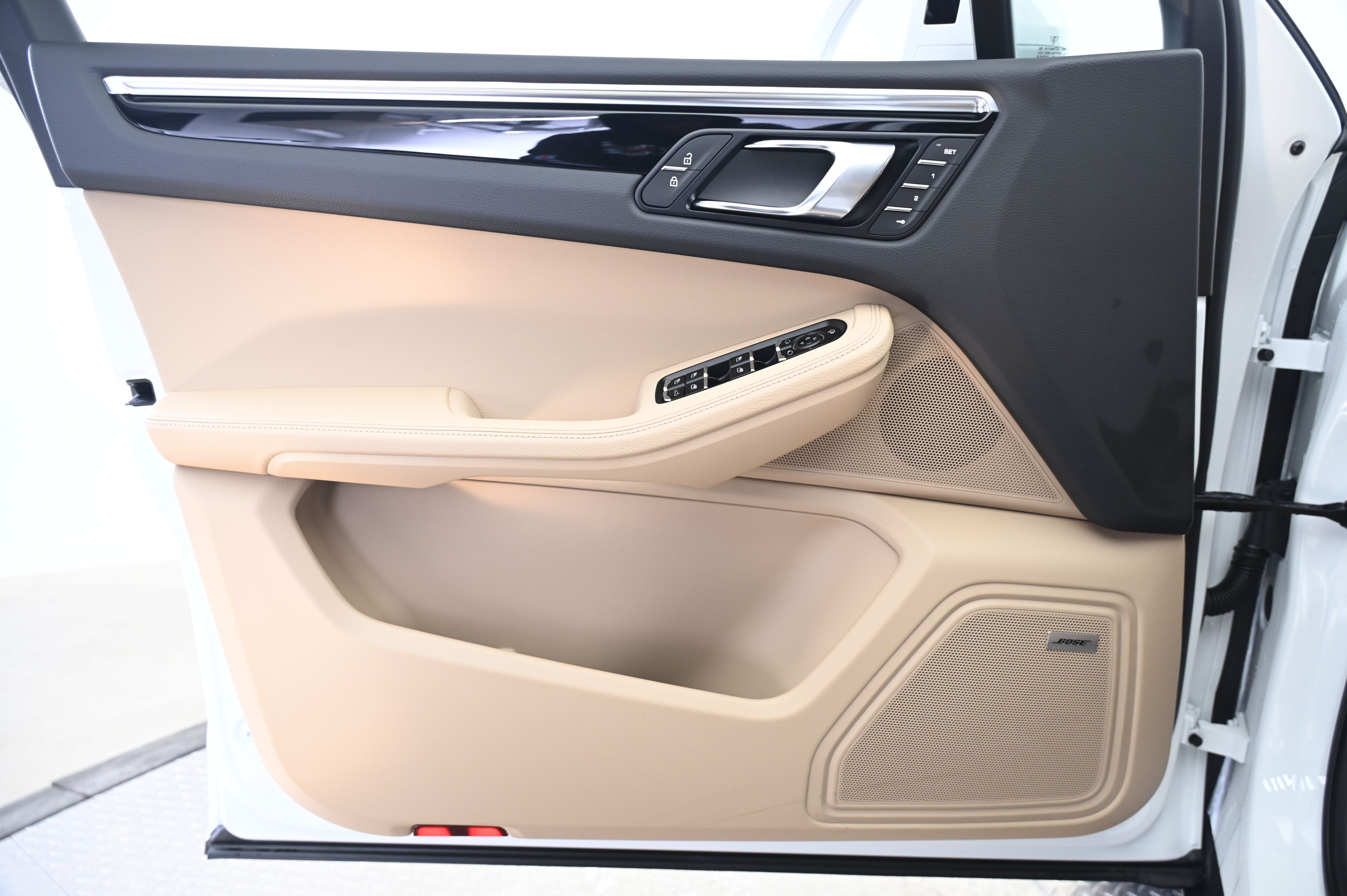 Thumbnail: 2026 Porsche Macan - 26