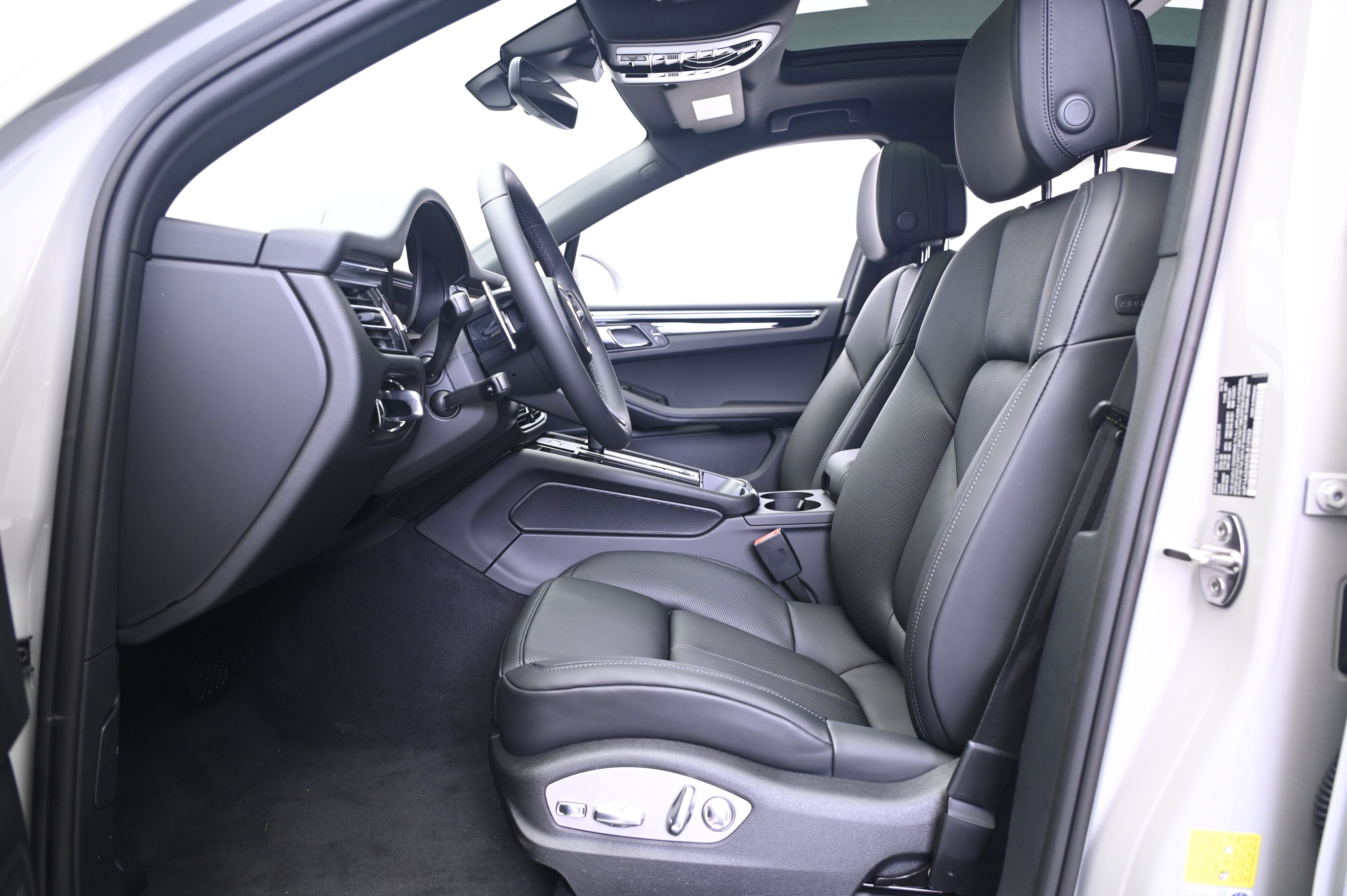 Thumbnail: 2025 Porsche Macan - 29