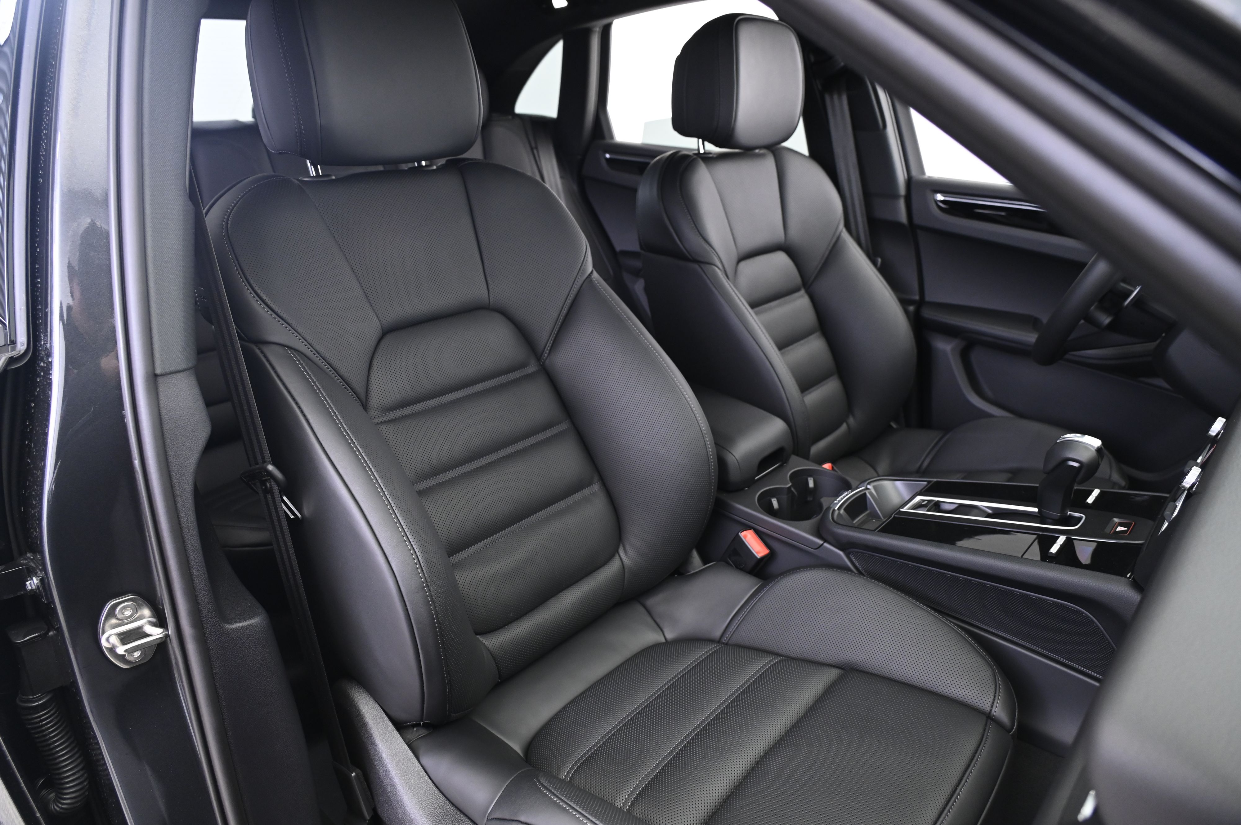 Thumbnail: 2026 Porsche Macan - 24
