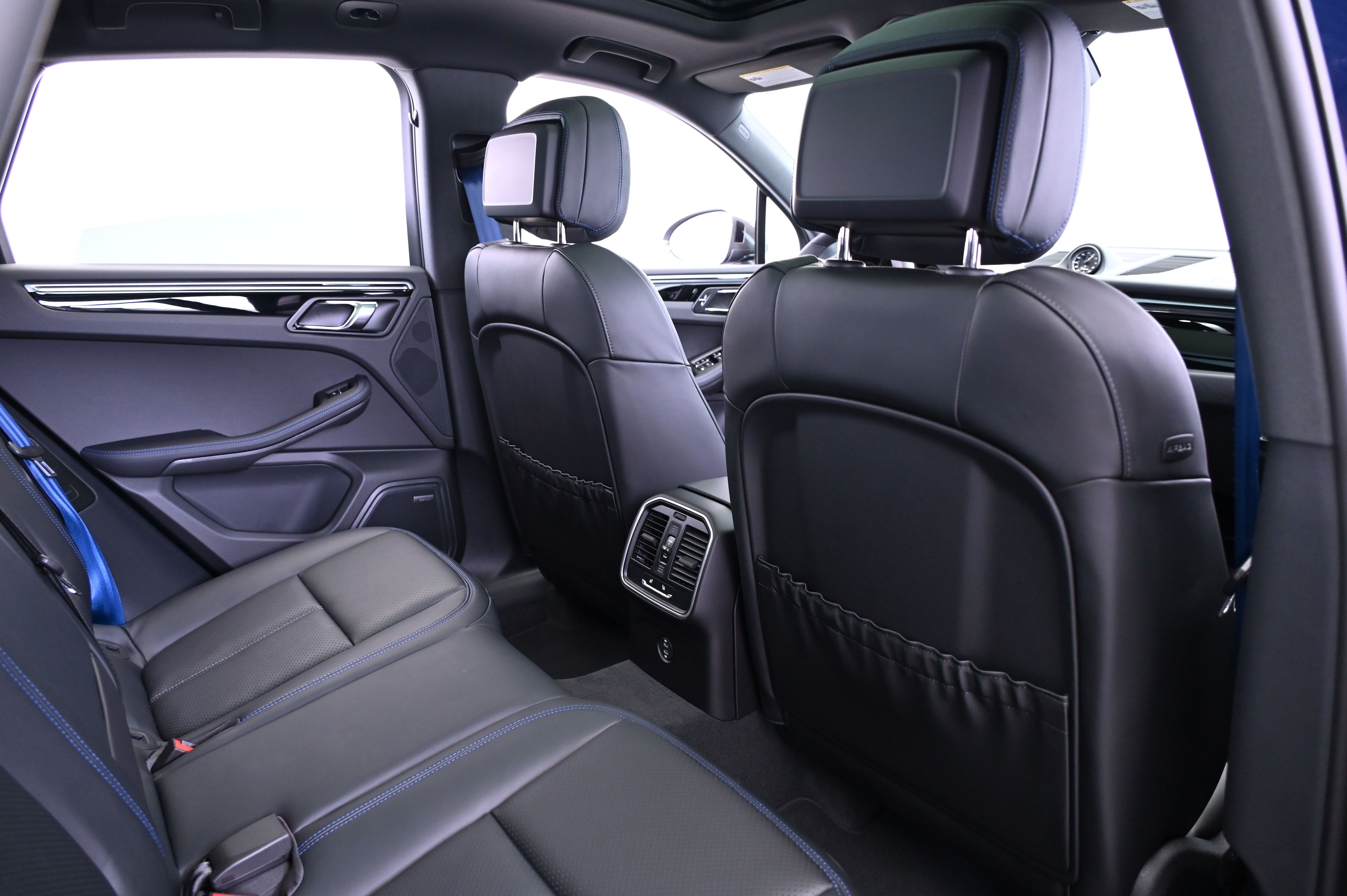 Thumbnail: 2025 Porsche Macan - 21