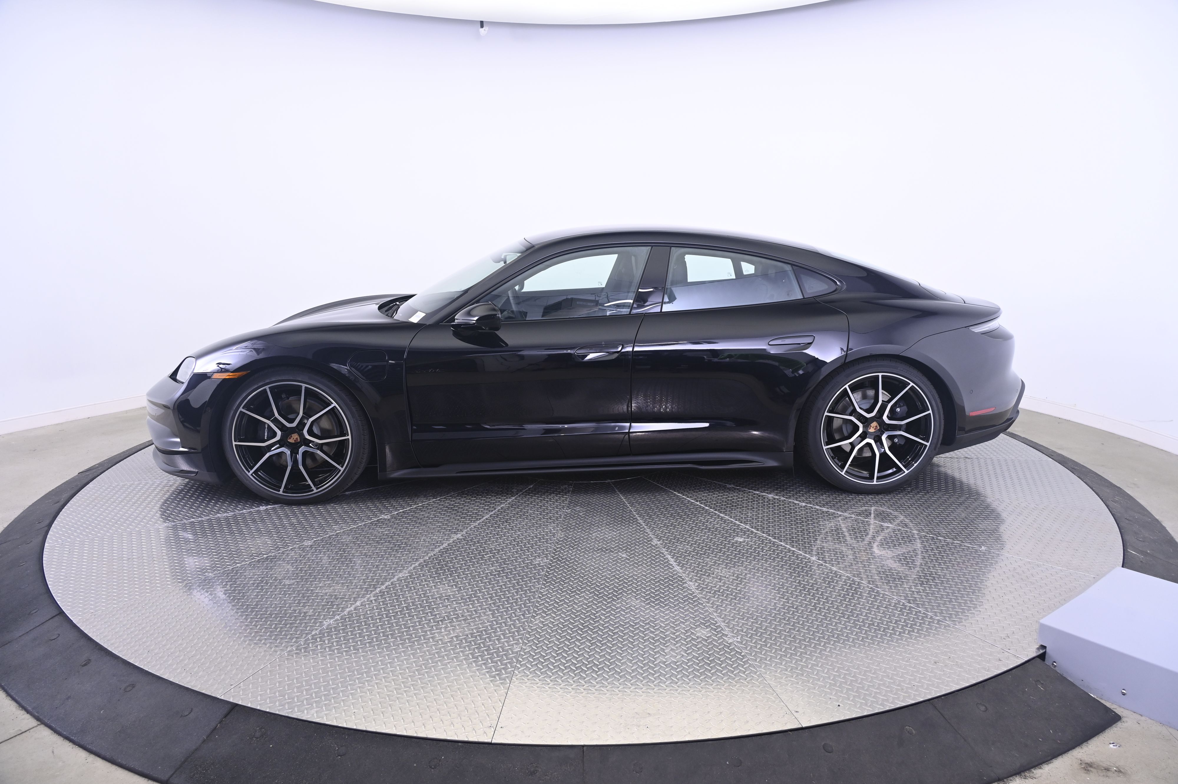 Thumbnail: 2026 Porsche Taycan - 2