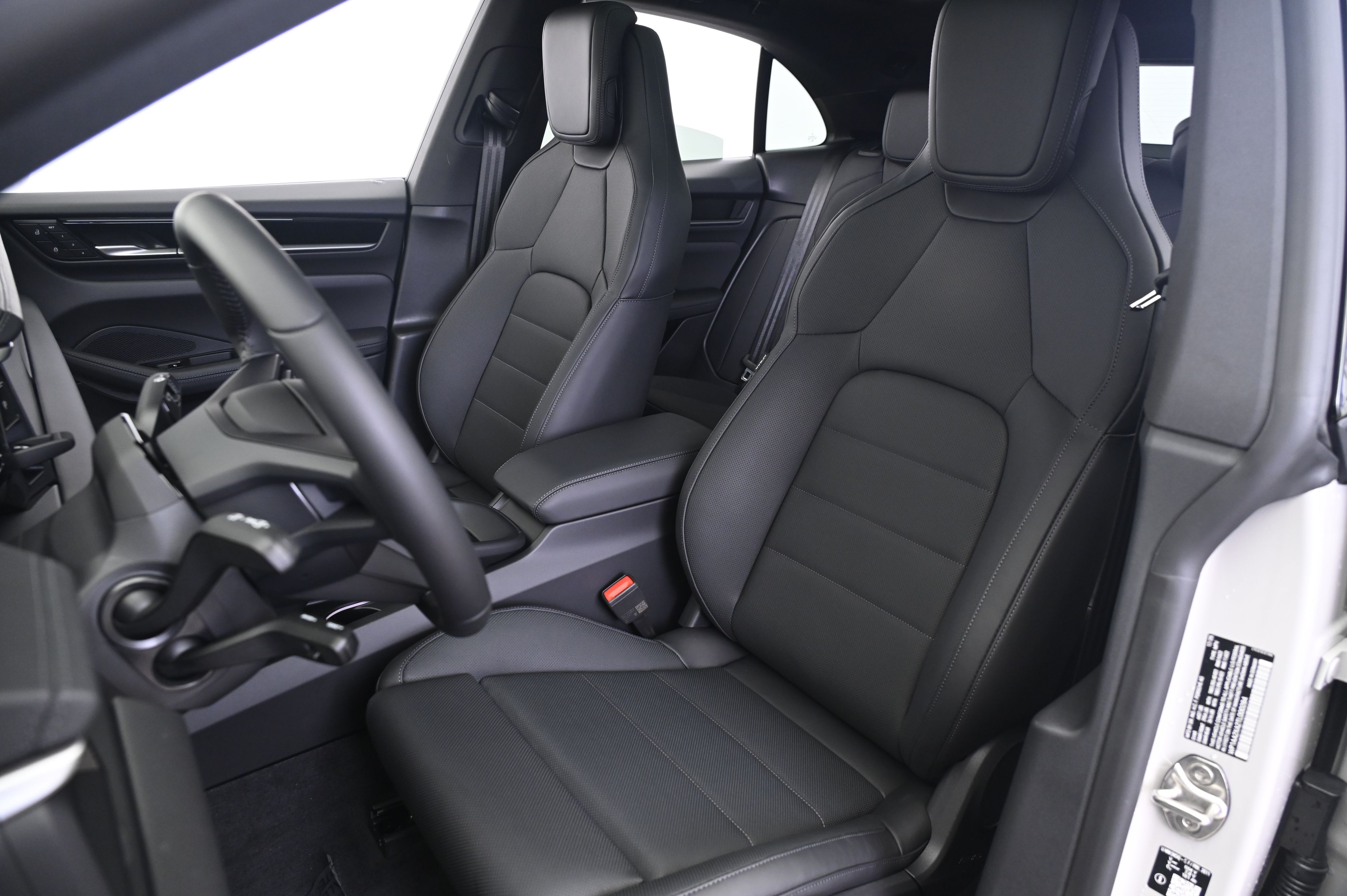 Thumbnail: 2026 Porsche Macan - 5