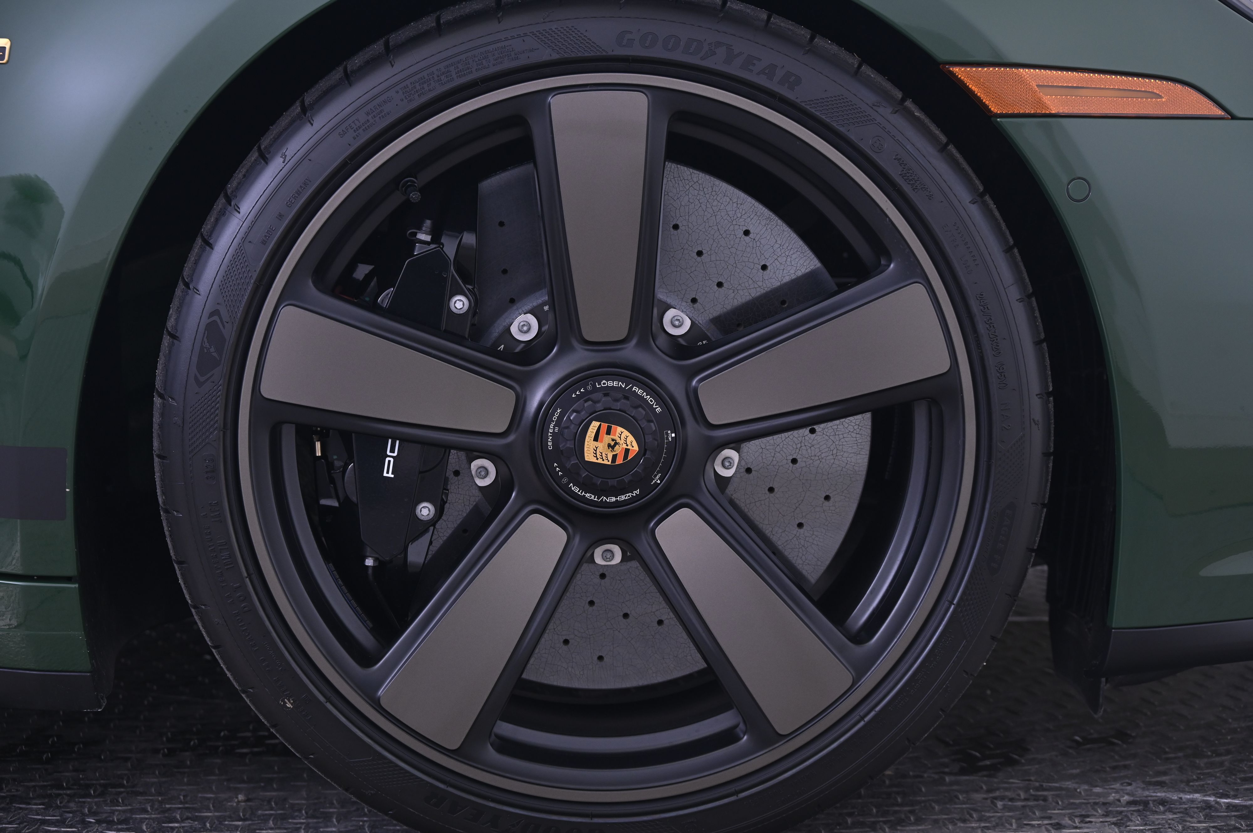 Thumbnail: 2026 Porsche 911 - 20