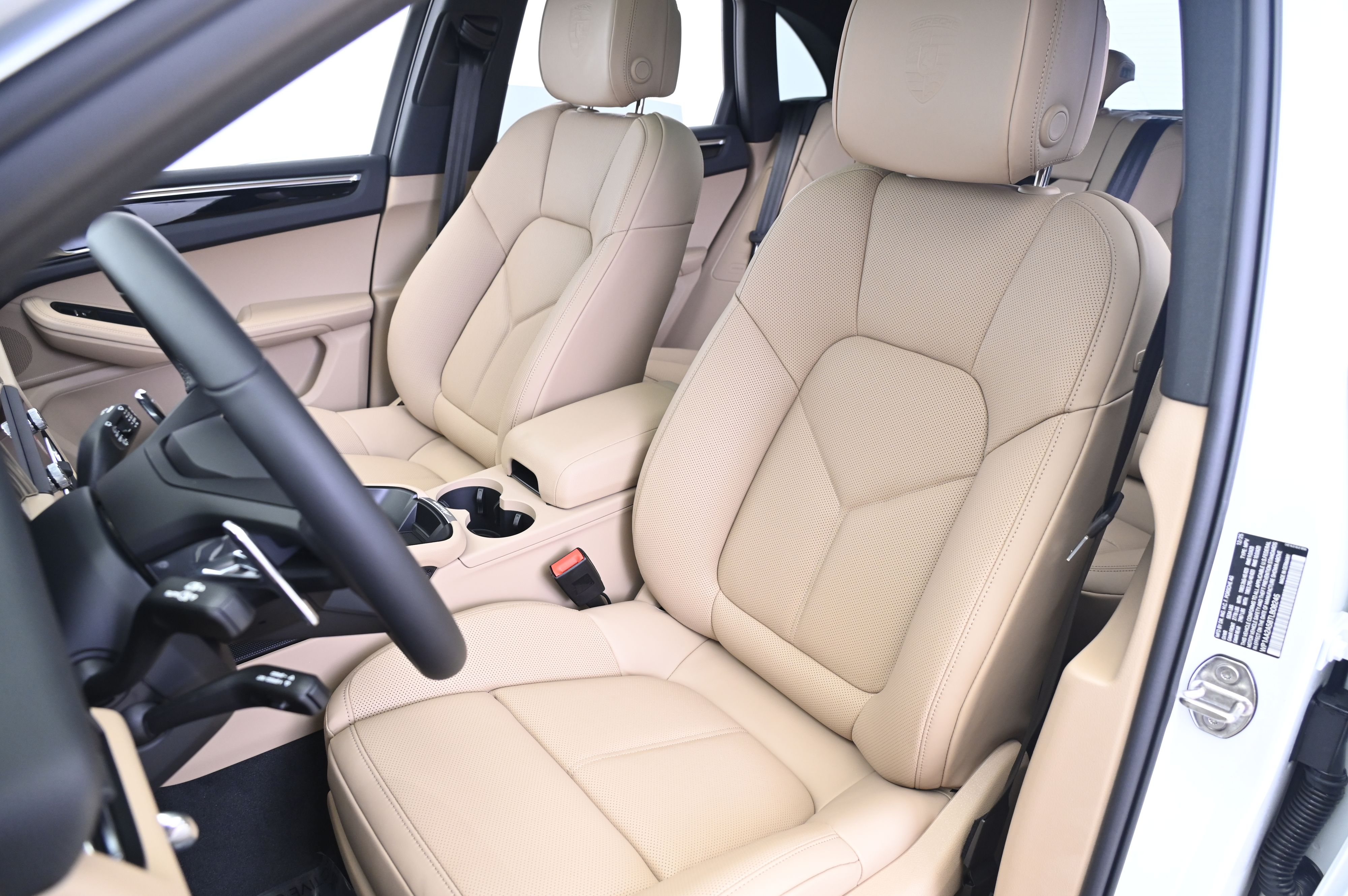 Thumbnail: 2026 Porsche Macan - 30