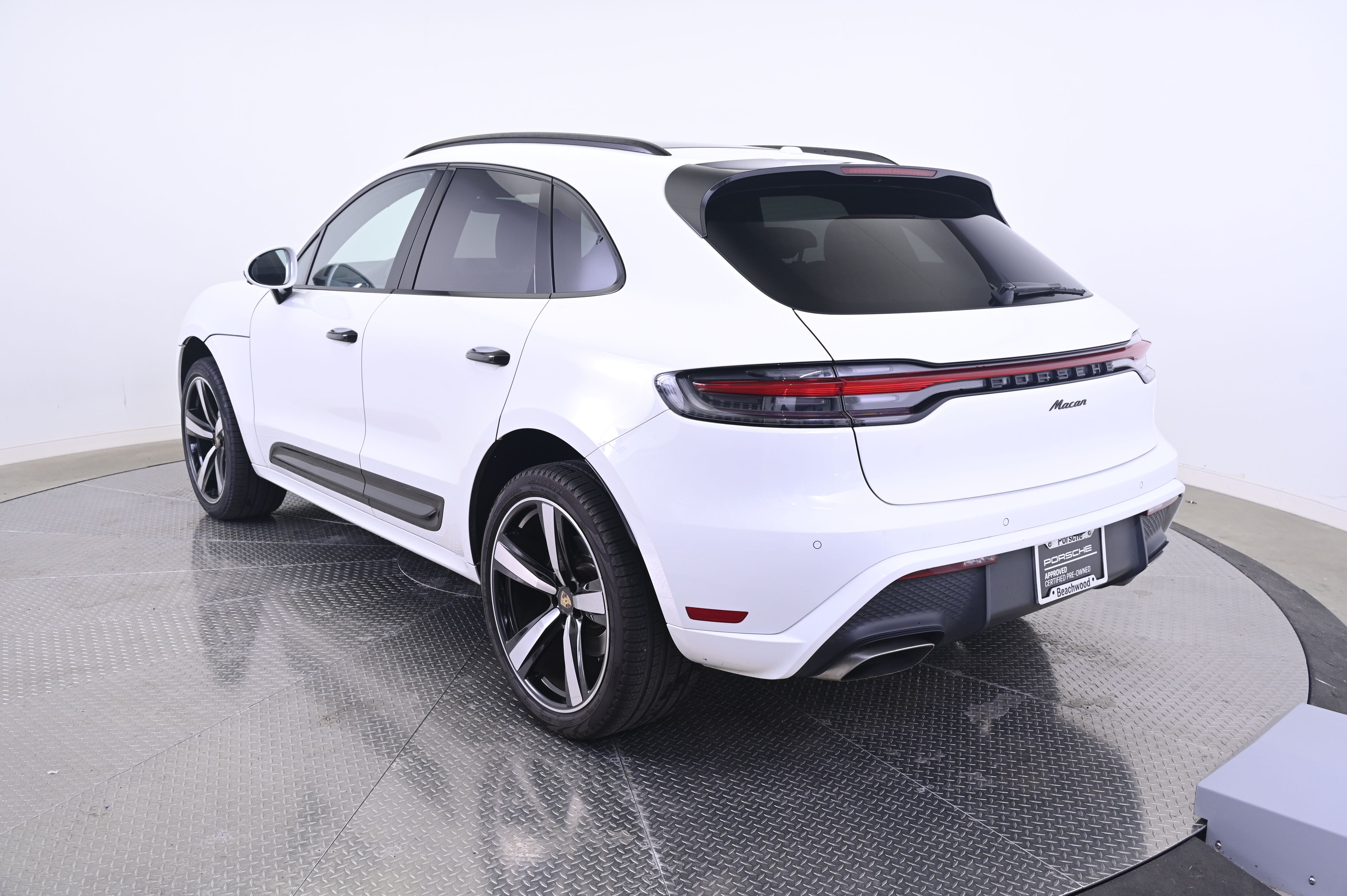 Thumbnail: 2023 Porsche Macan - 3