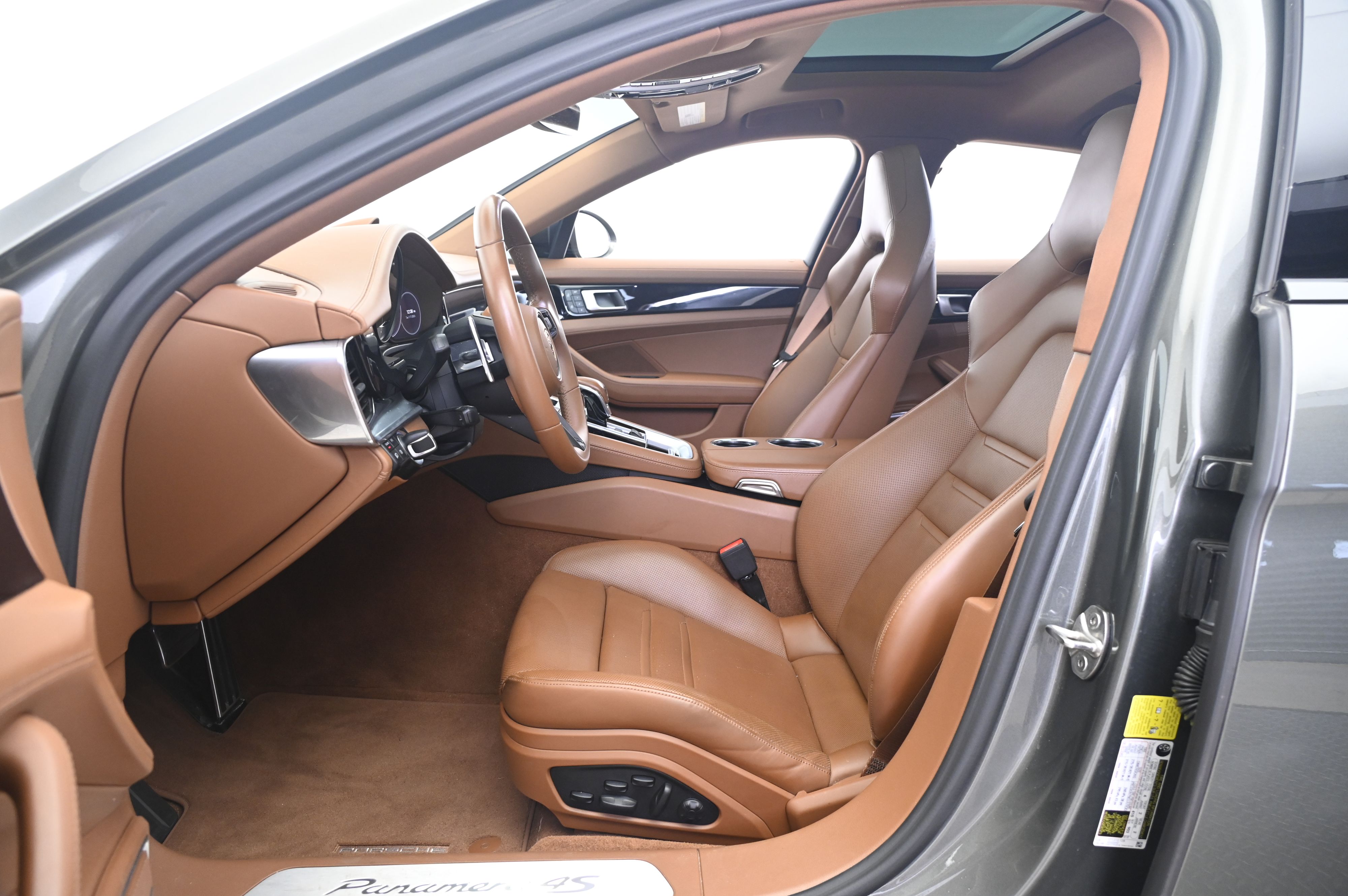 Thumbnail: 2023 Porsche Panamera - 29