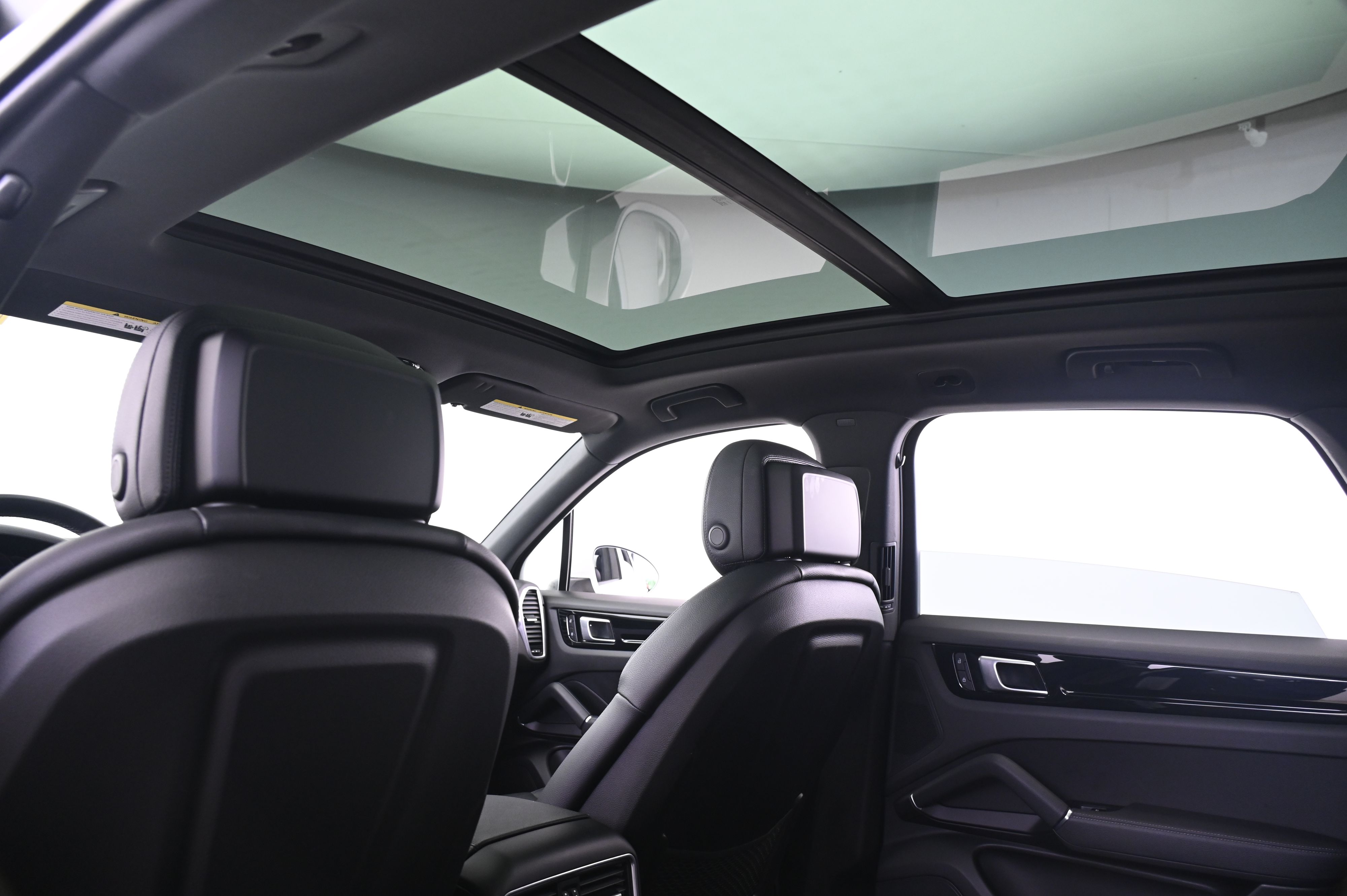 Thumbnail: 2022 Porsche Cayenne - 25