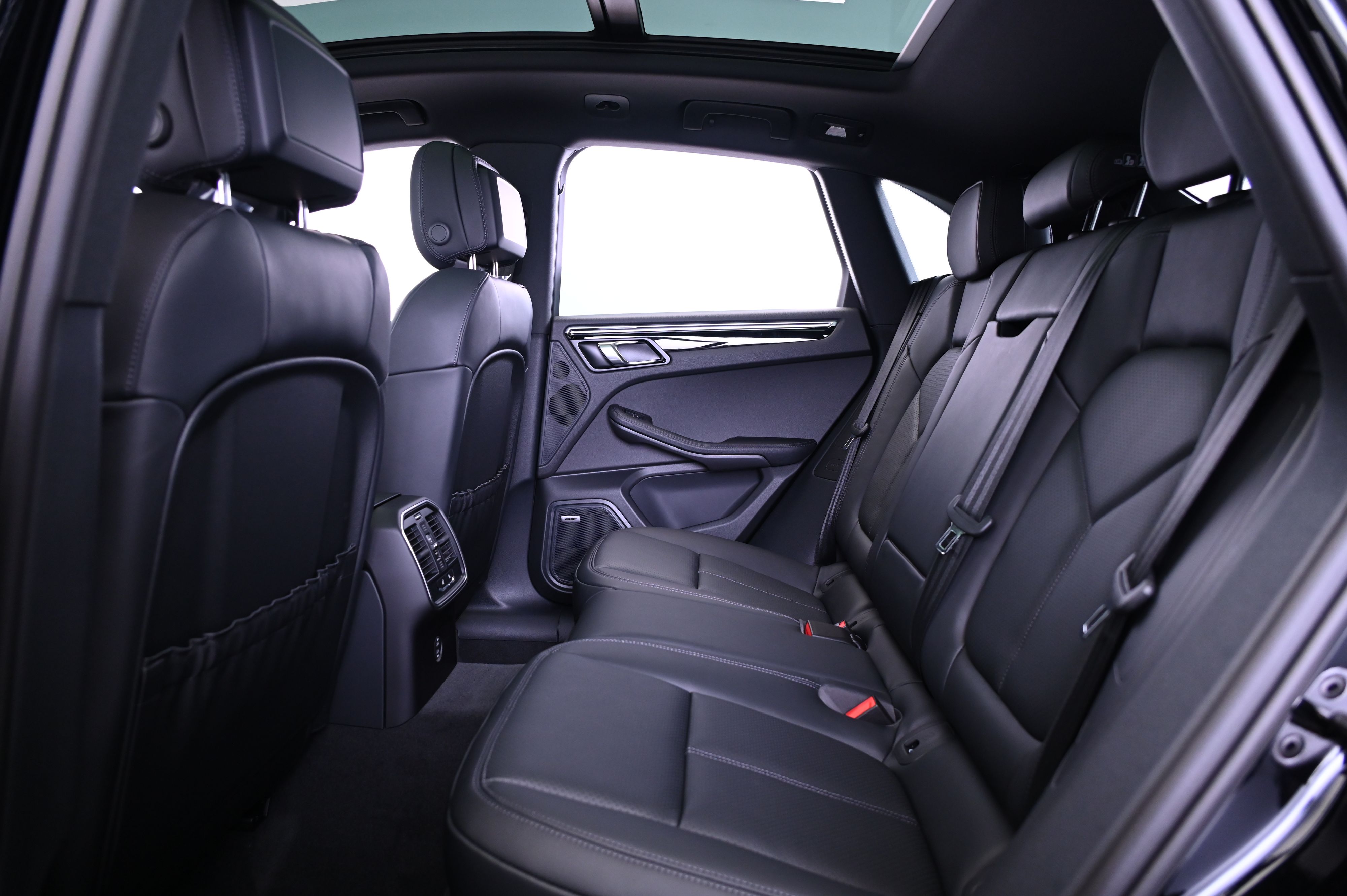 Thumbnail: 2025 Porsche Macan - 32