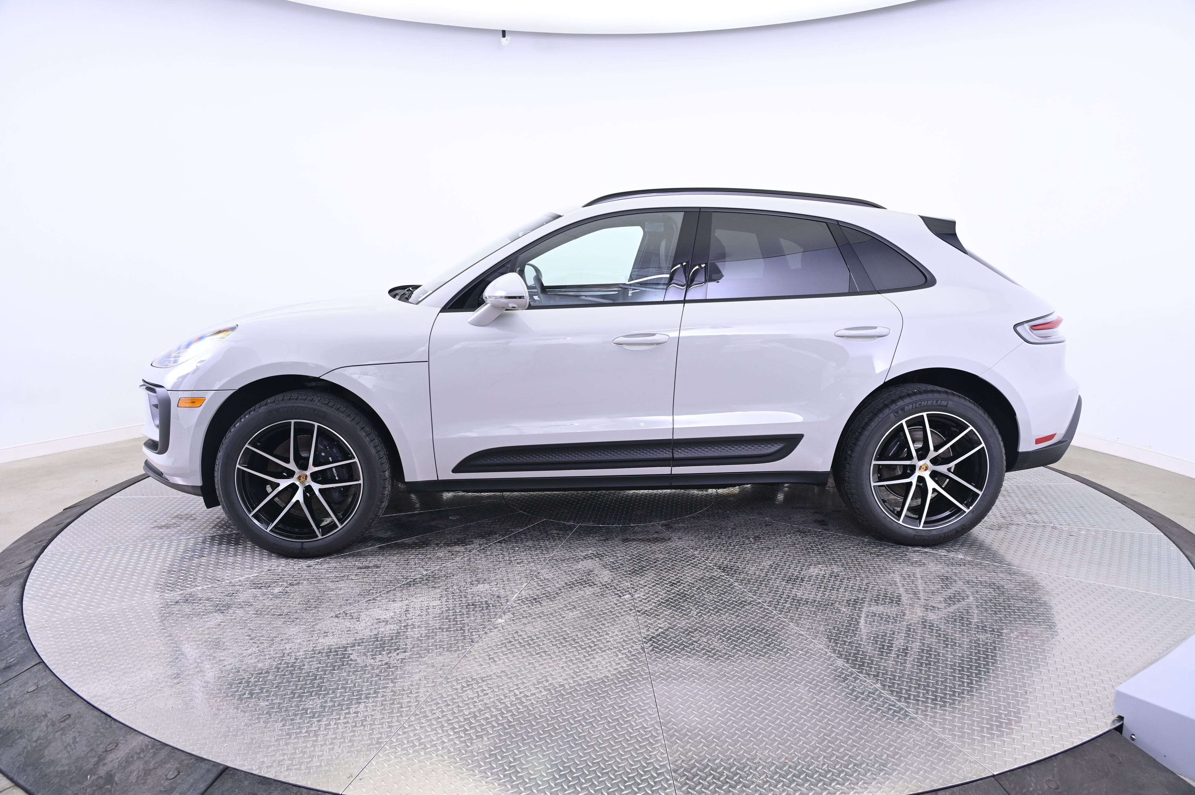 Thumbnail: 2026 Porsche Macan - 2