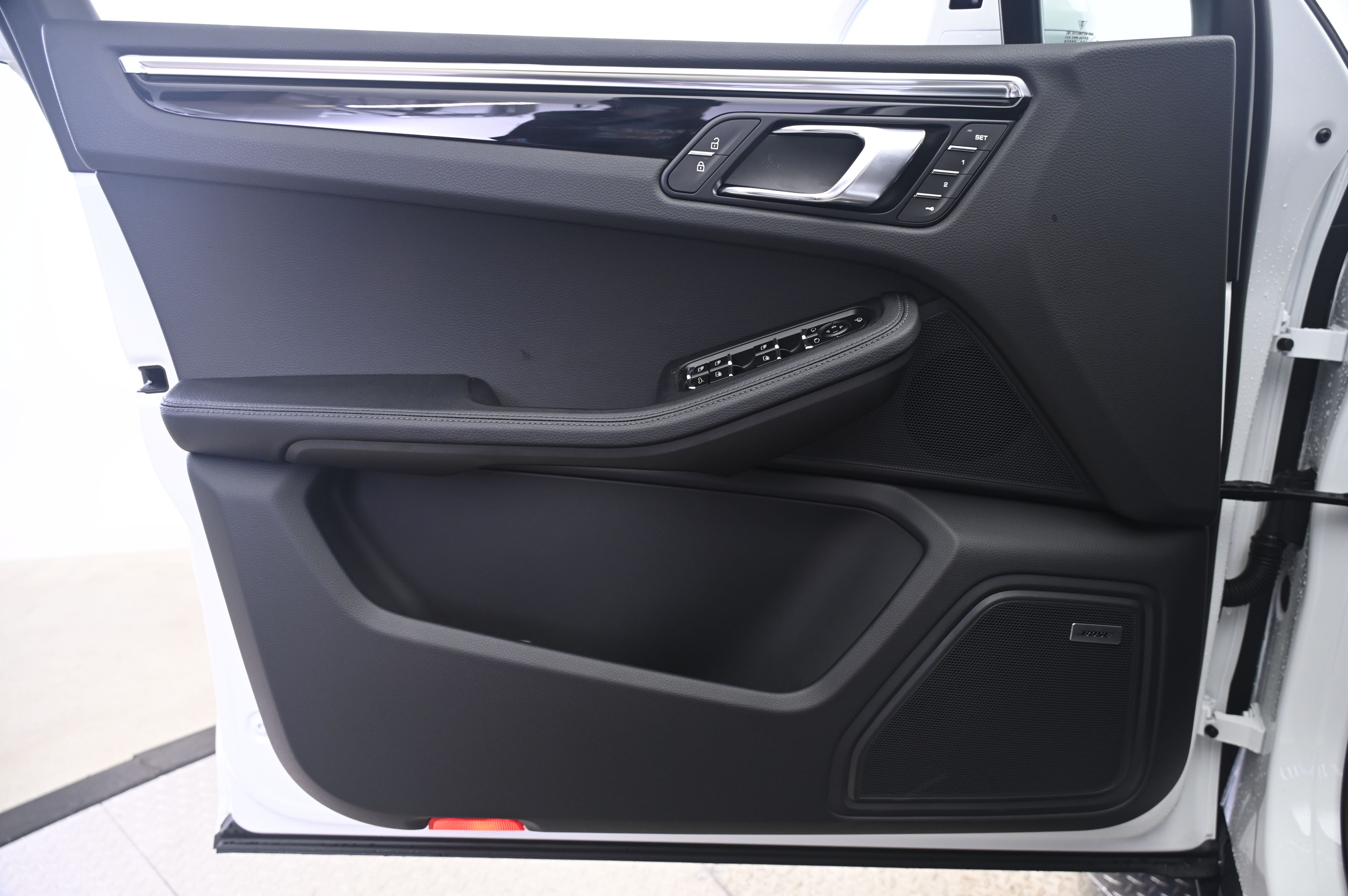 Thumbnail: 2026 Porsche Macan - 26