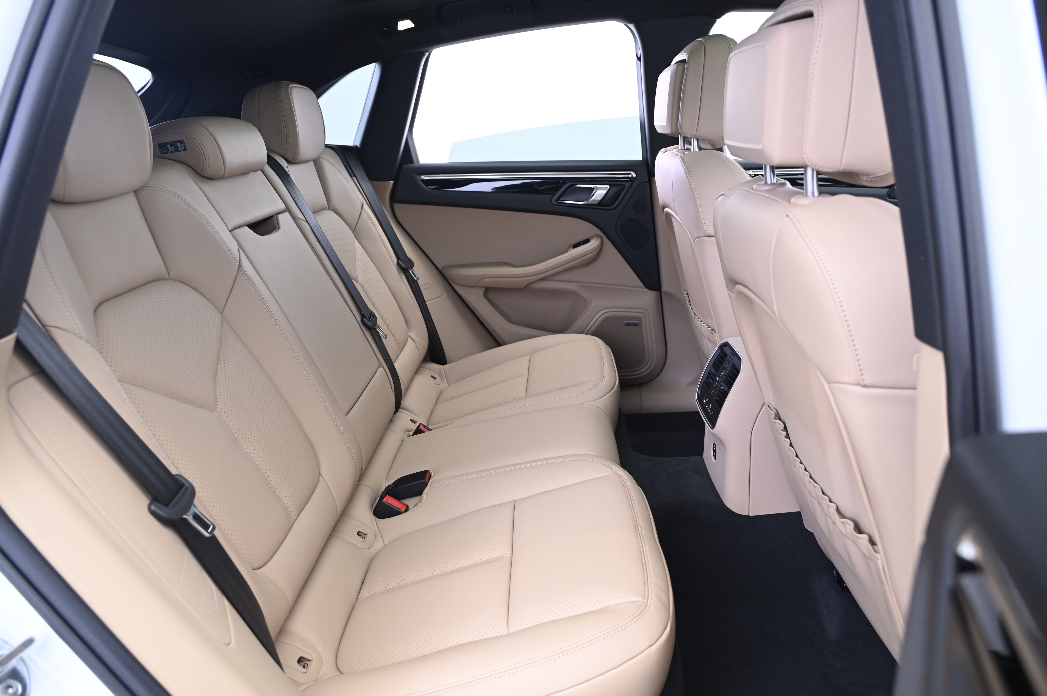 Thumbnail: 2026 Porsche Macan - 18