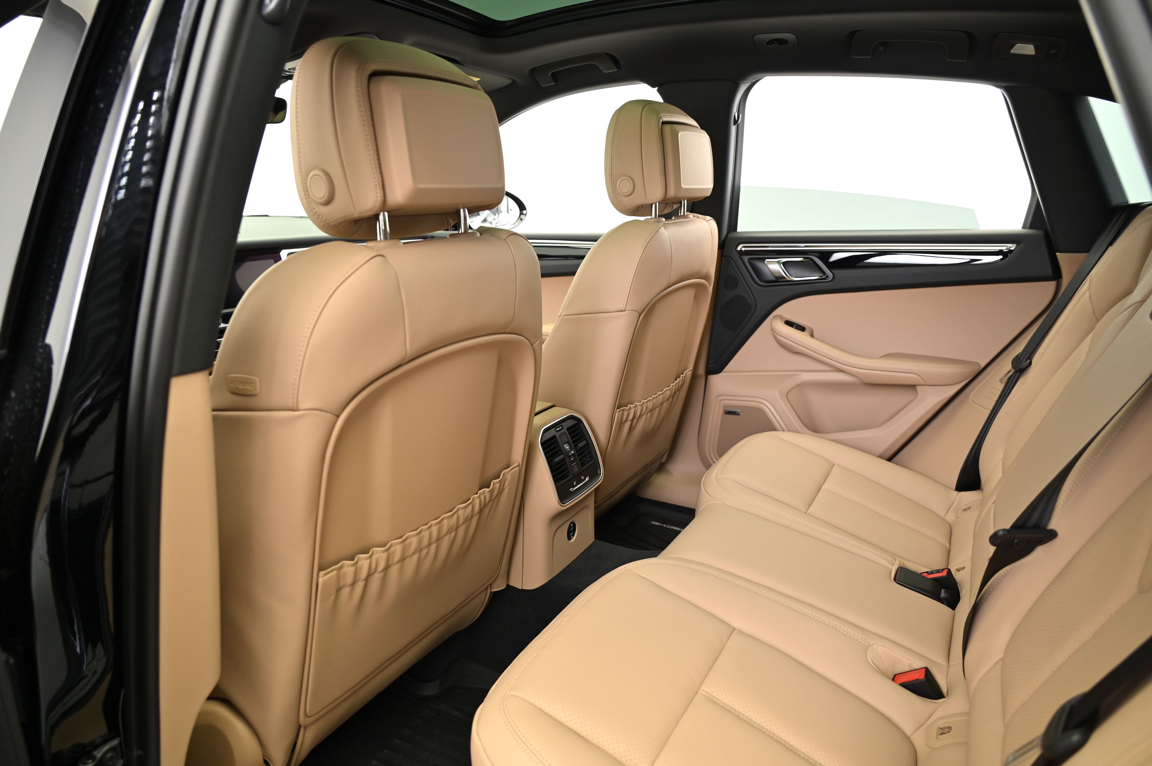 Thumbnail: 2025 Porsche Macan - 31