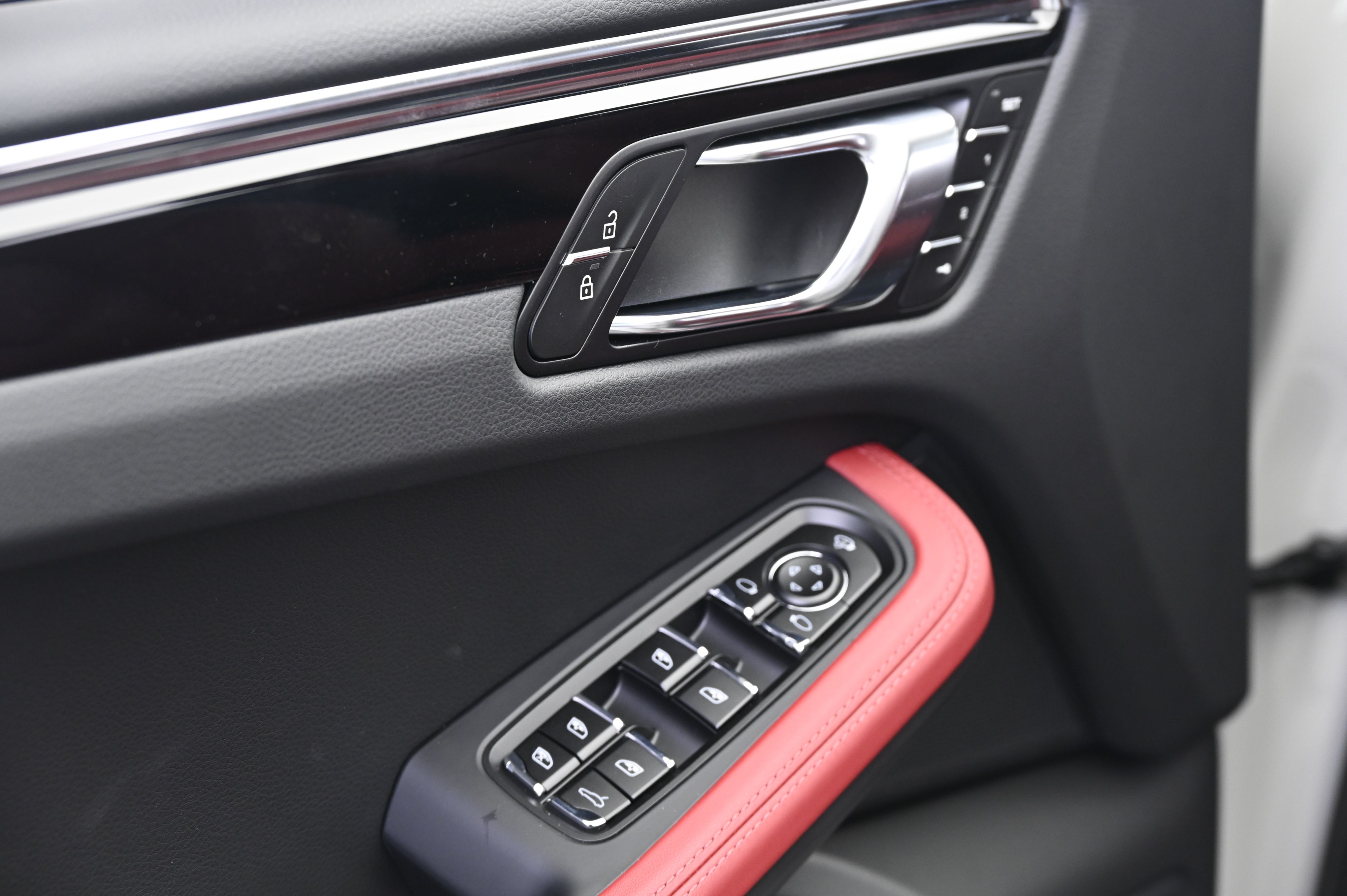 Thumbnail: 2026 Porsche Macan - 27