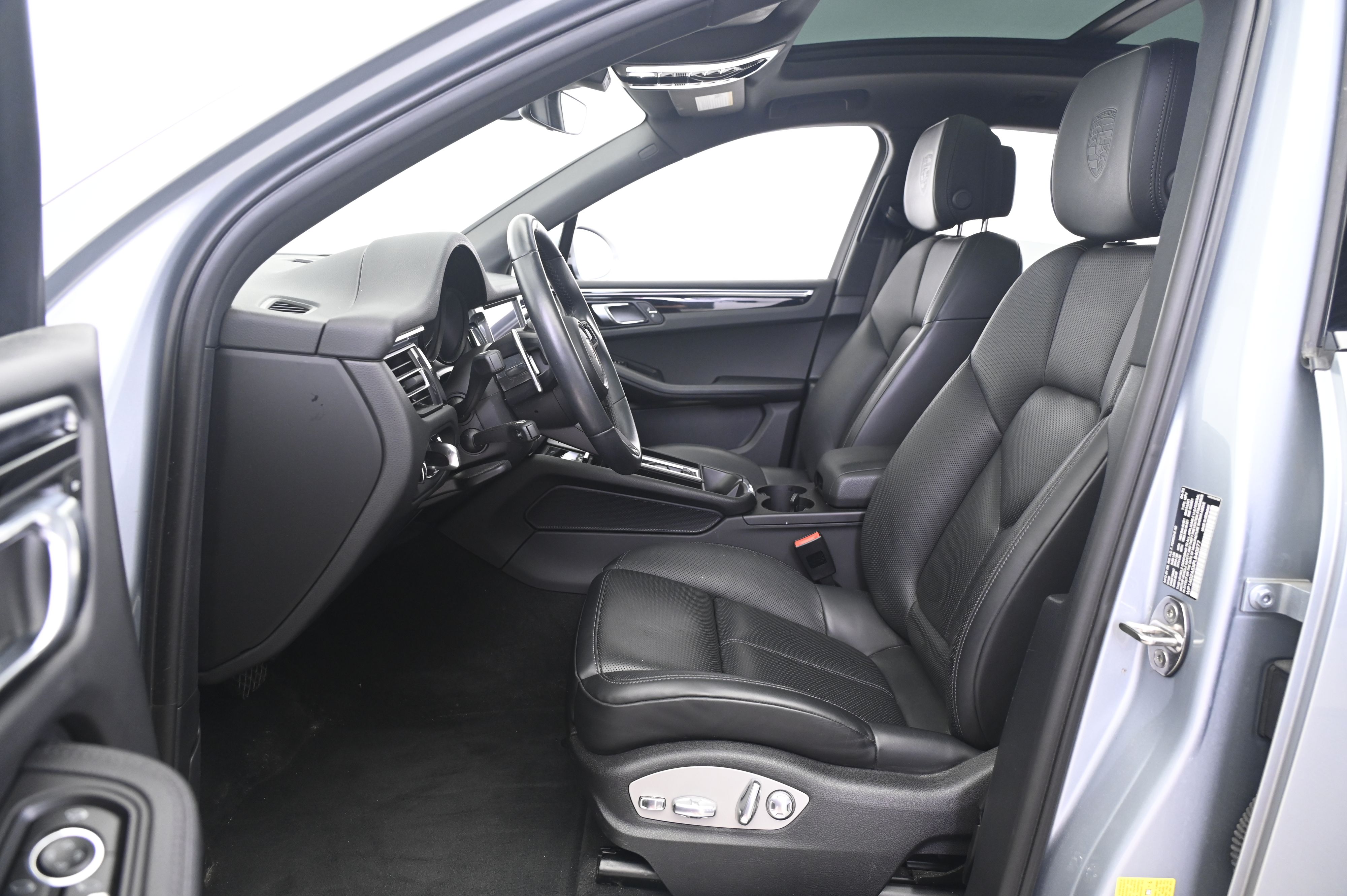 Thumbnail: 2023 Porsche Macan - 29
