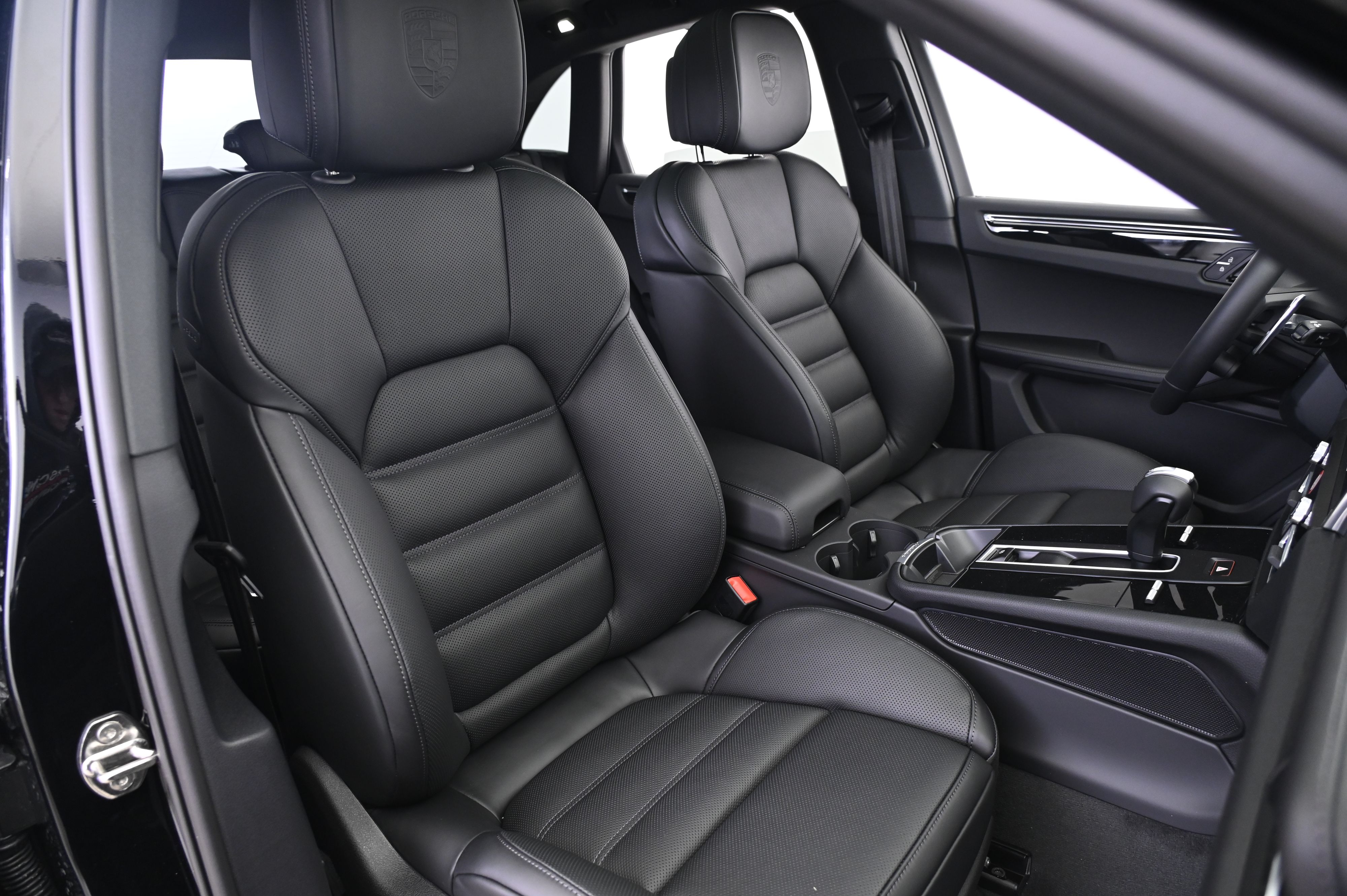 Thumbnail: 2026 Porsche Macan - 24