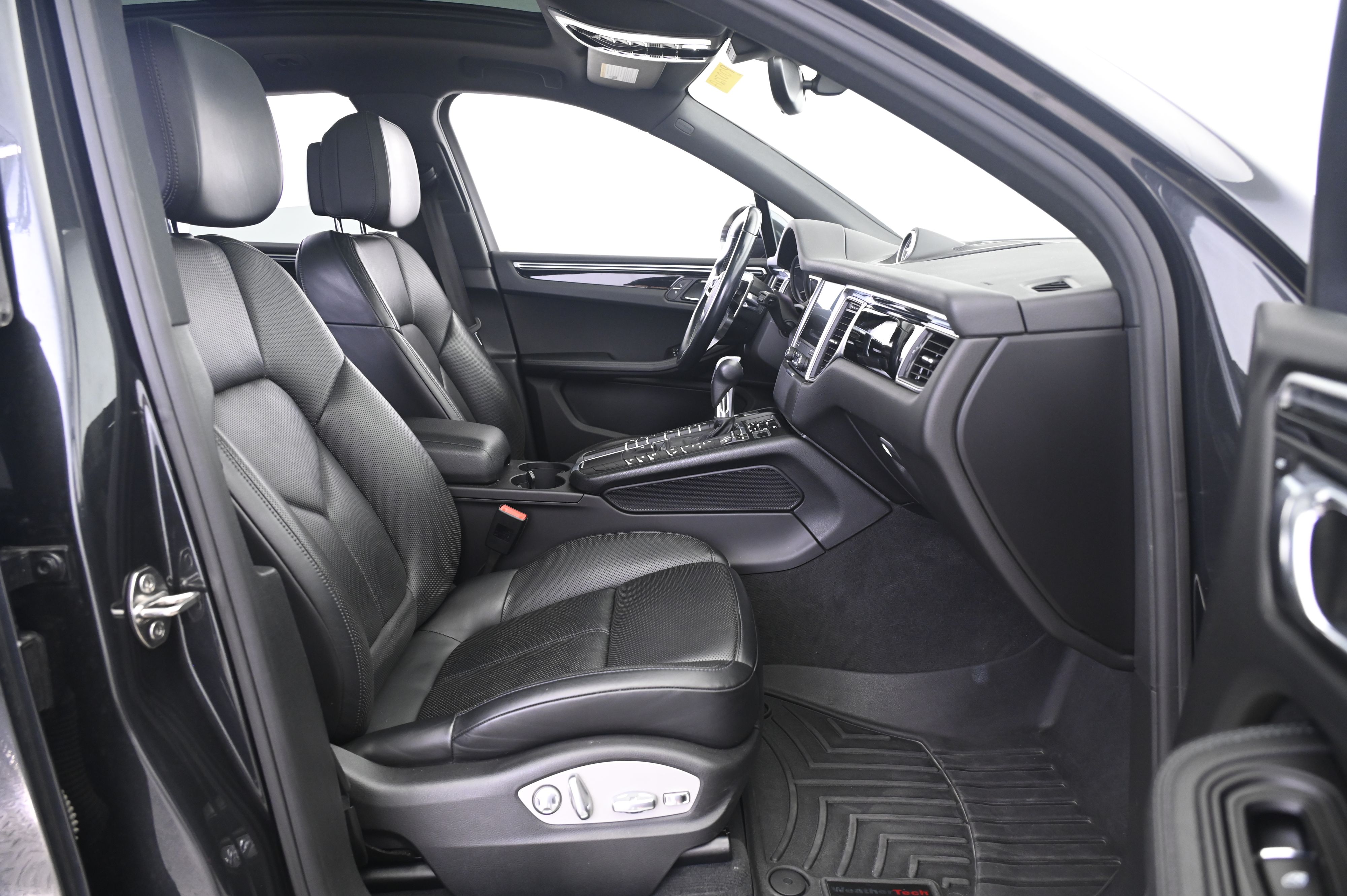 Thumbnail: 2017 Porsche Macan - 23