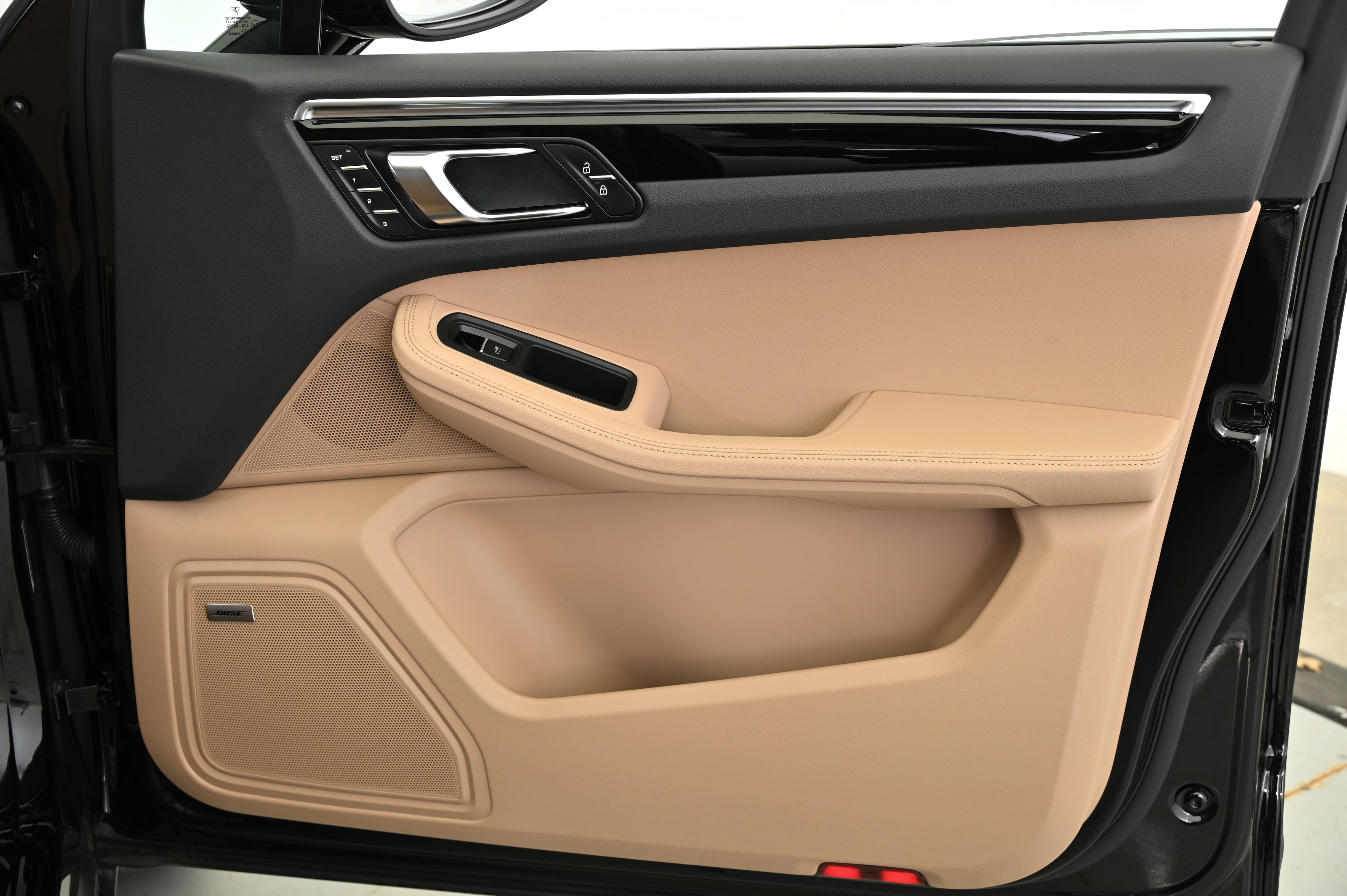 Thumbnail: 2025 Porsche Macan - 25