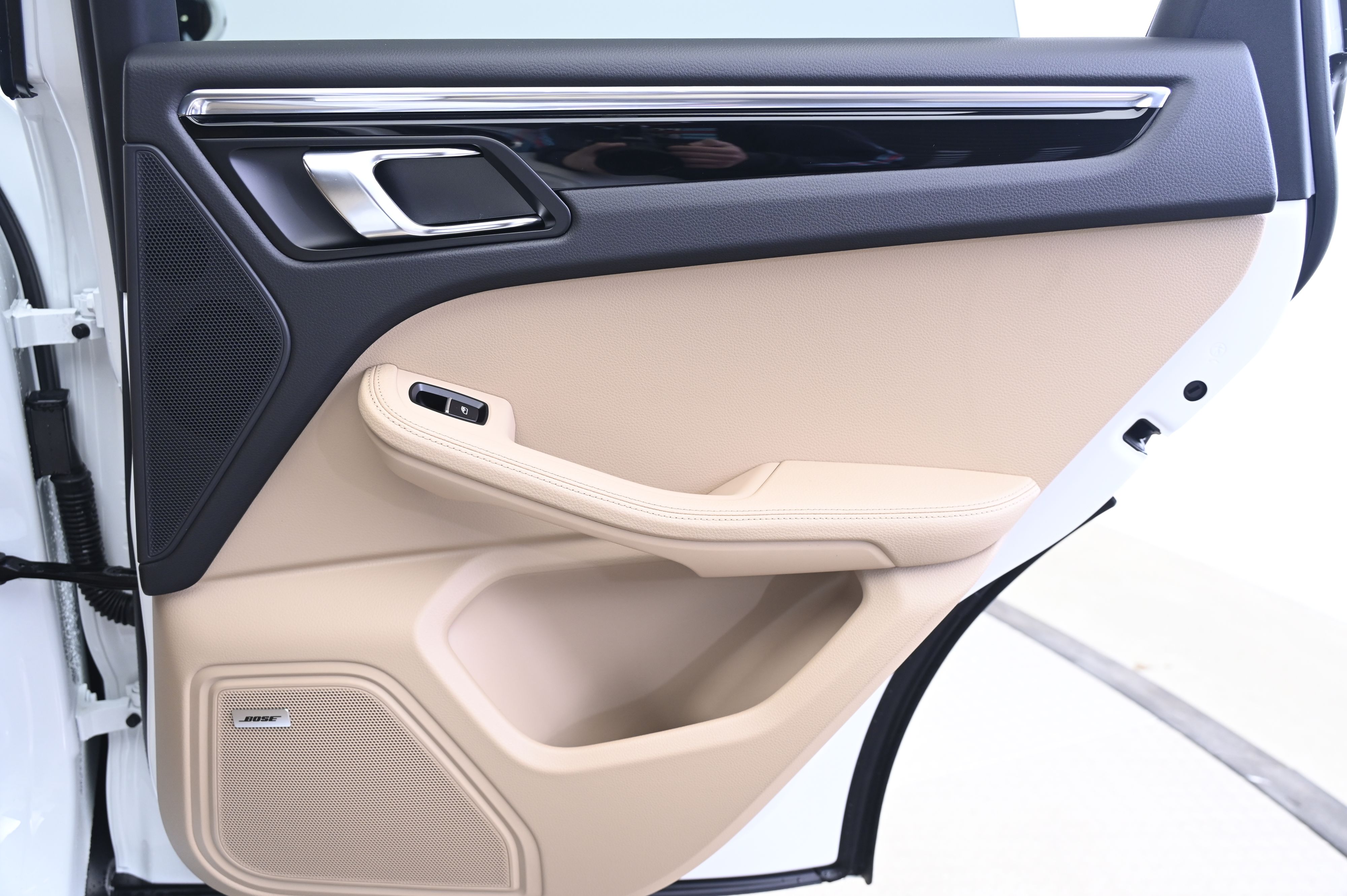 Thumbnail: 2026 Porsche Macan - 16