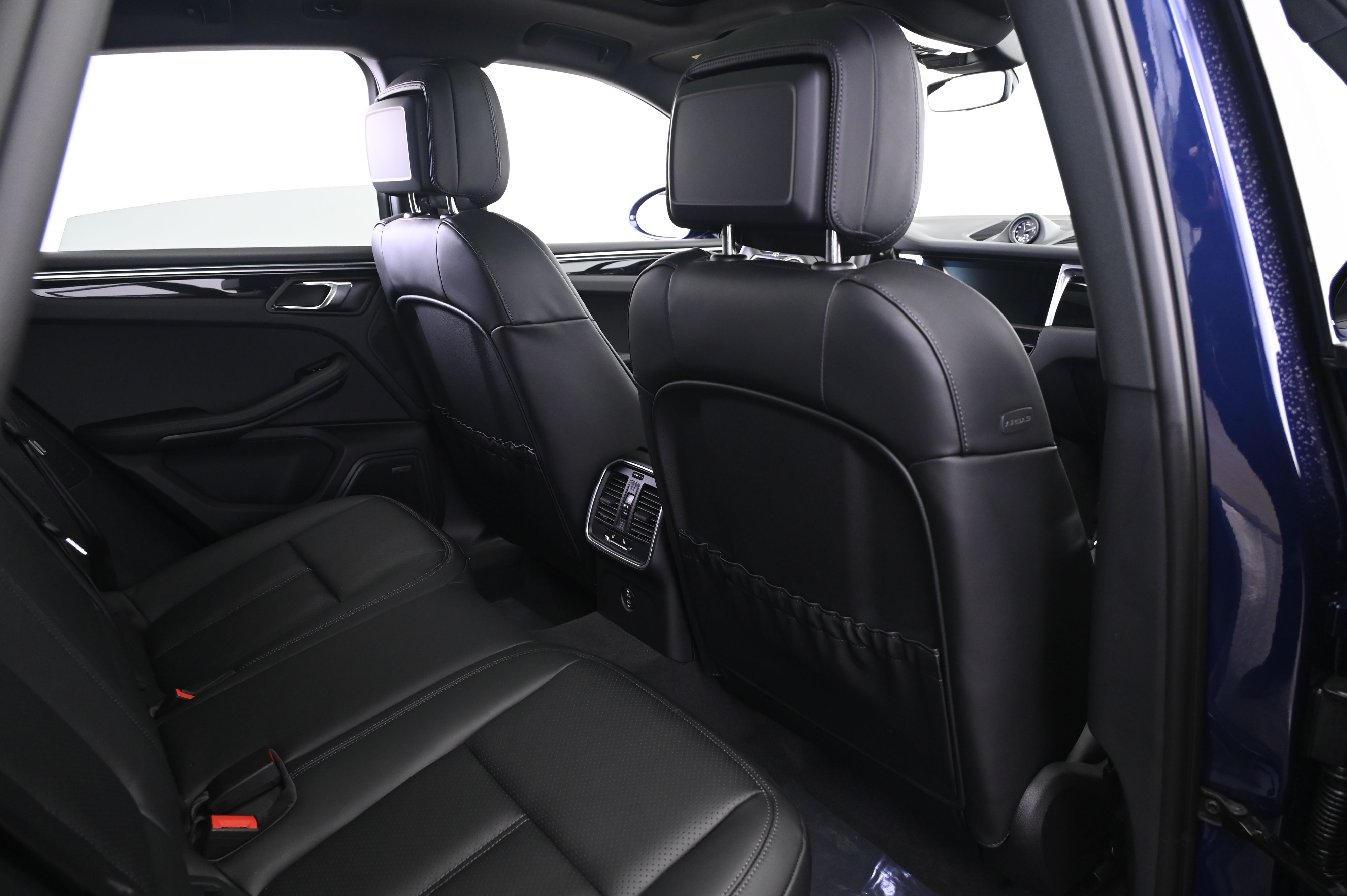 Thumbnail: 2026 Porsche Macan - 17