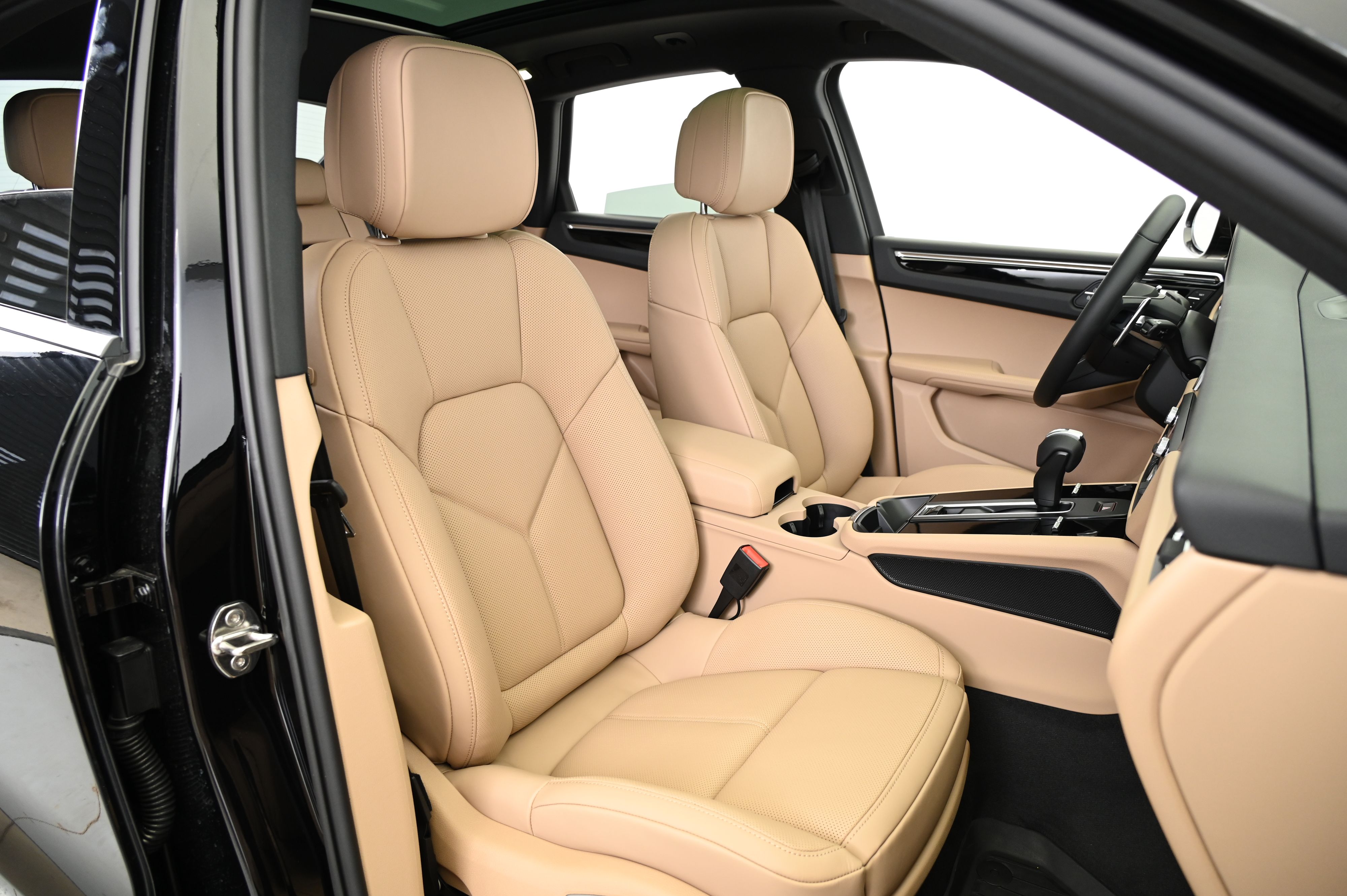 Thumbnail: 2025 Porsche Macan - 29