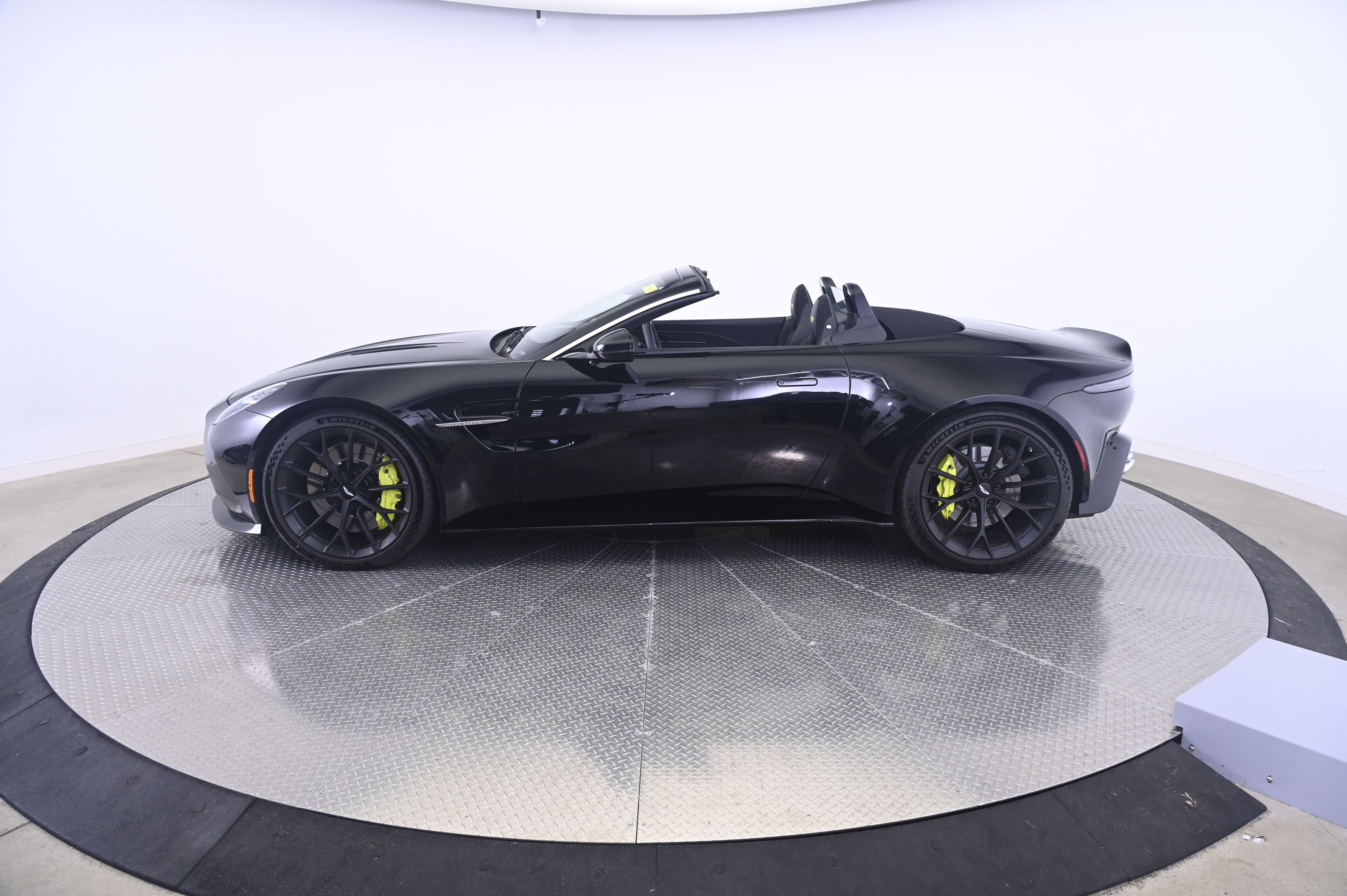 Thumbnail: 2026 Aston Martin Vantage - 2