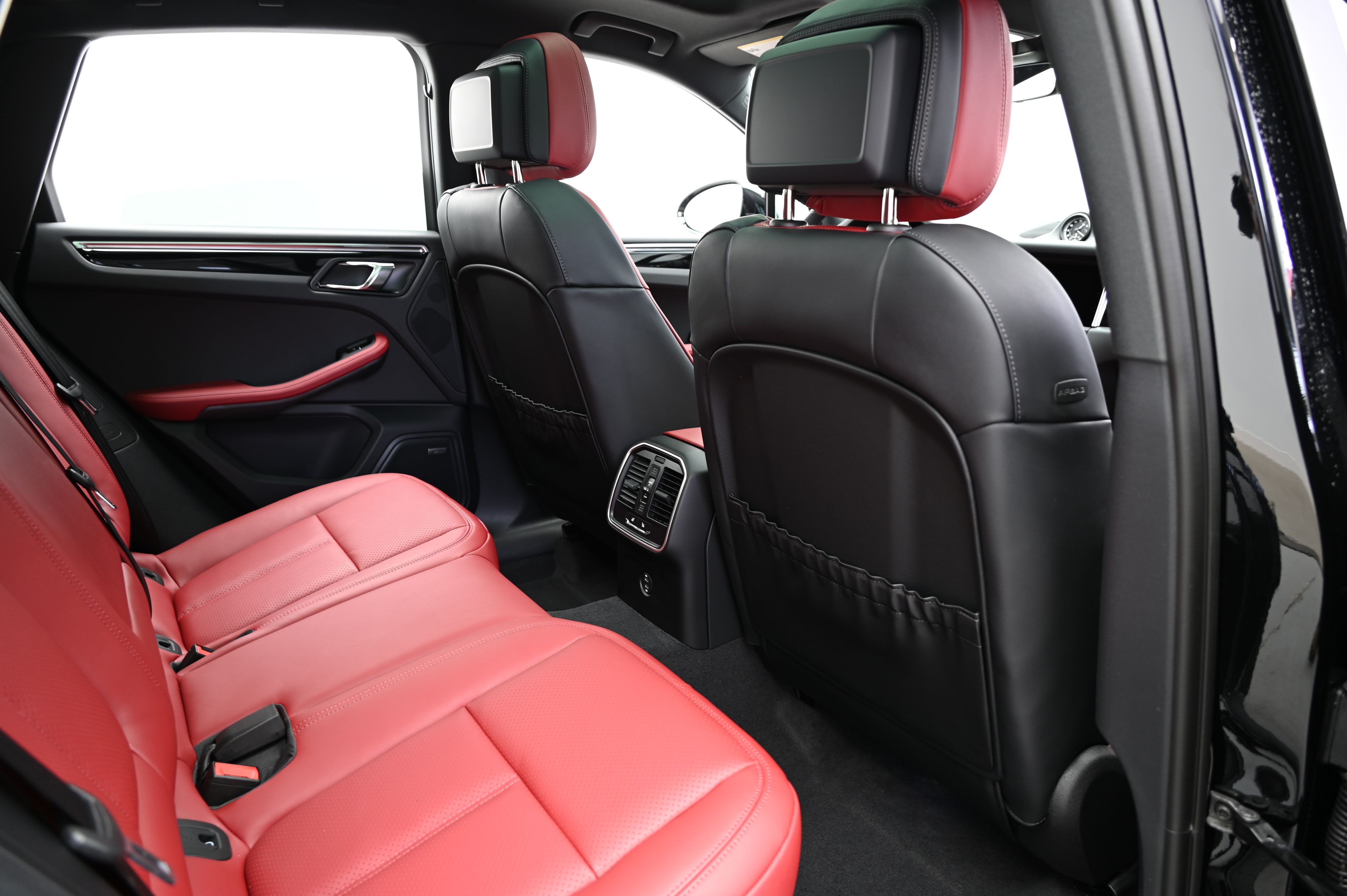 Thumbnail: 2025 Porsche Macan - 23