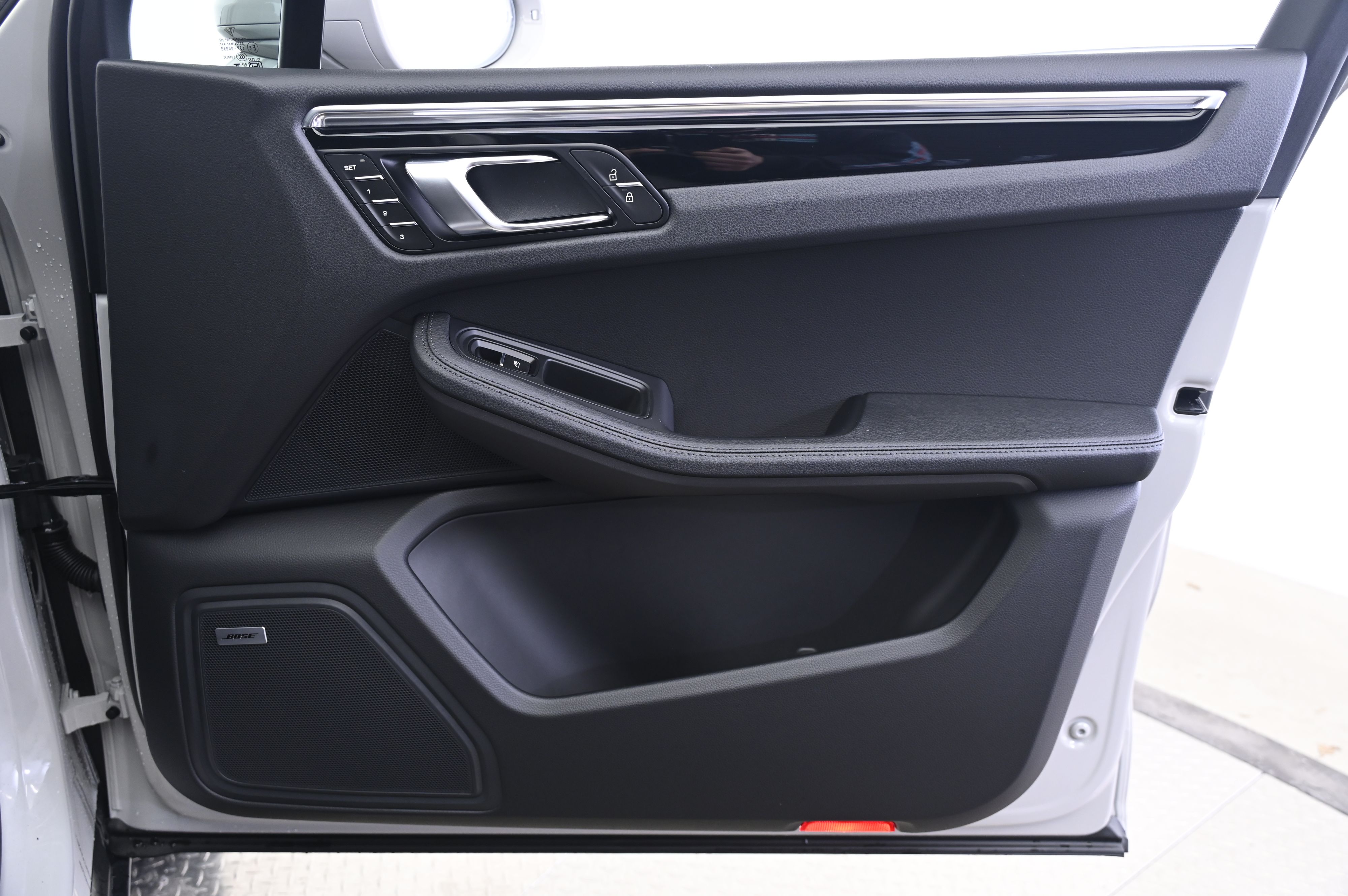 Thumbnail: 2026 Porsche Macan - 20