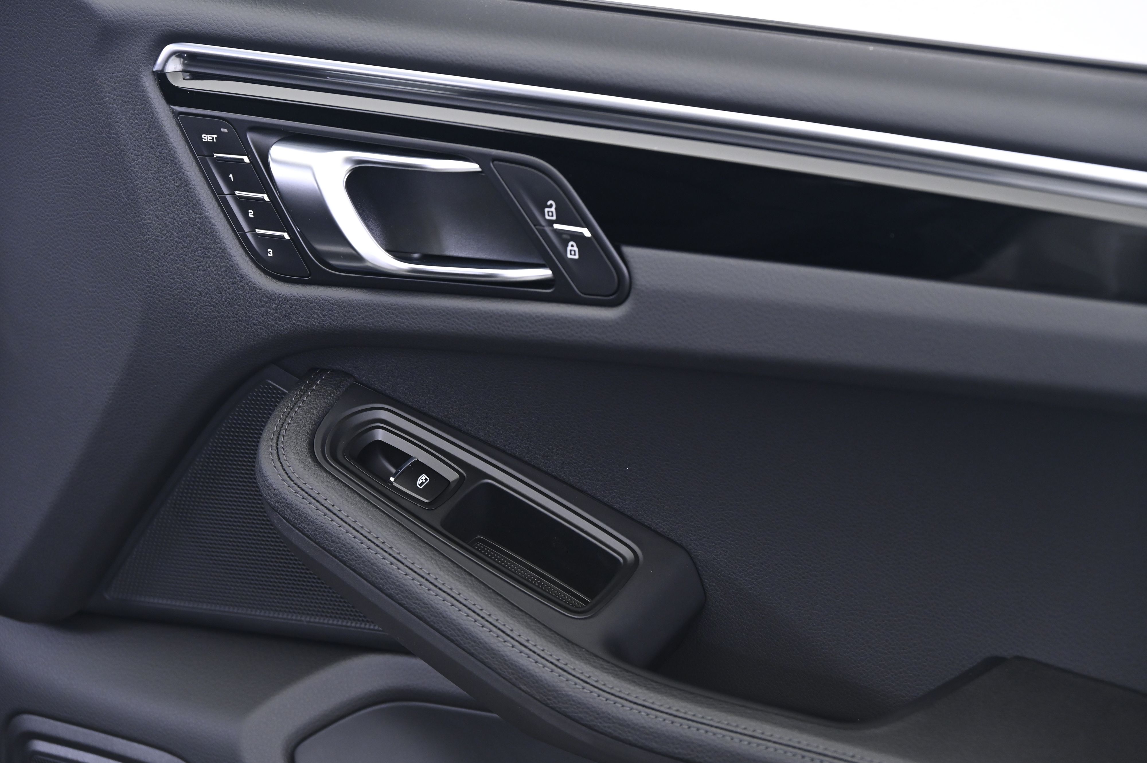 Thumbnail: 2025 Porsche Macan - 21