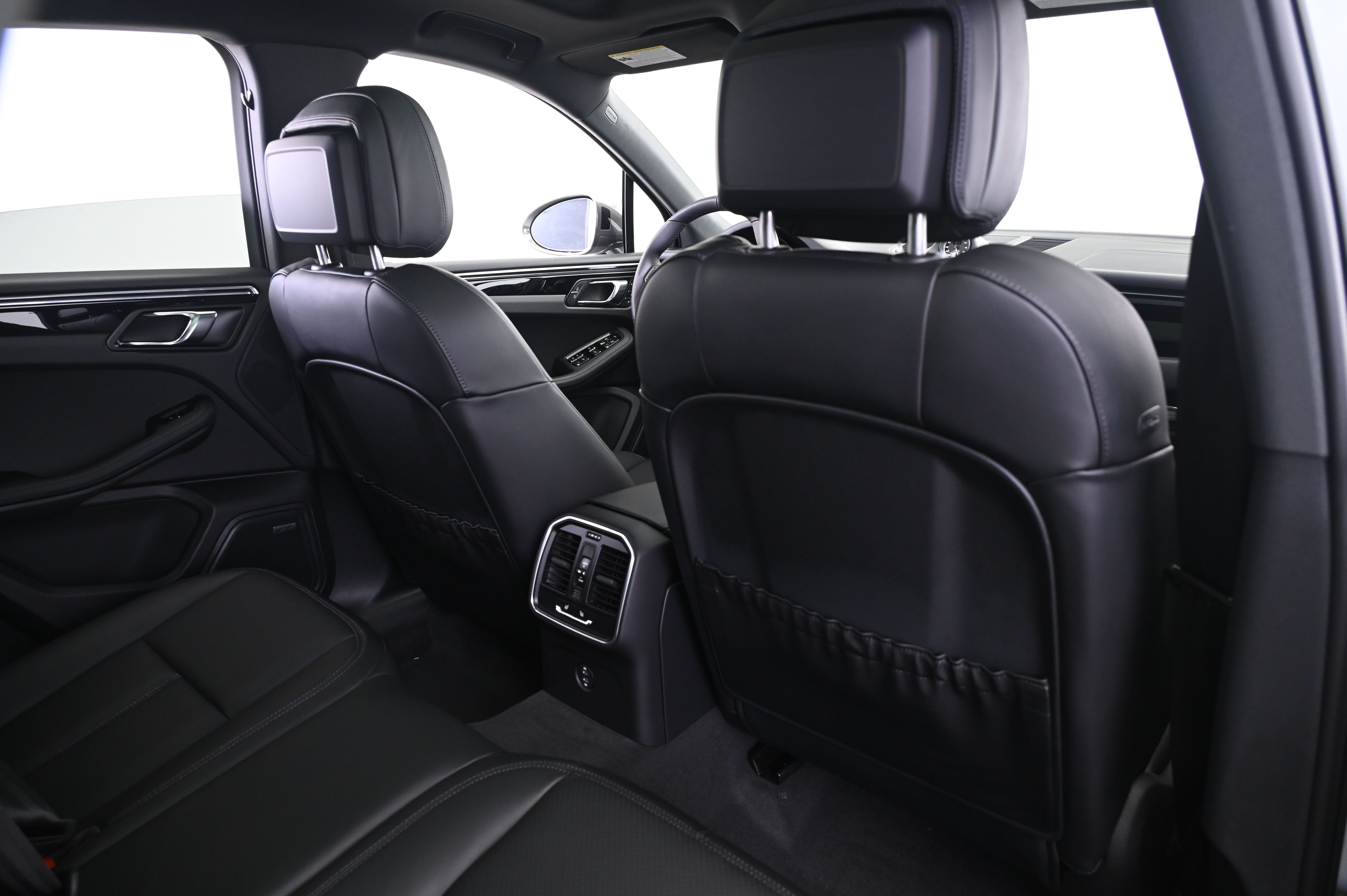 Thumbnail: 2026 Porsche Macan - 17