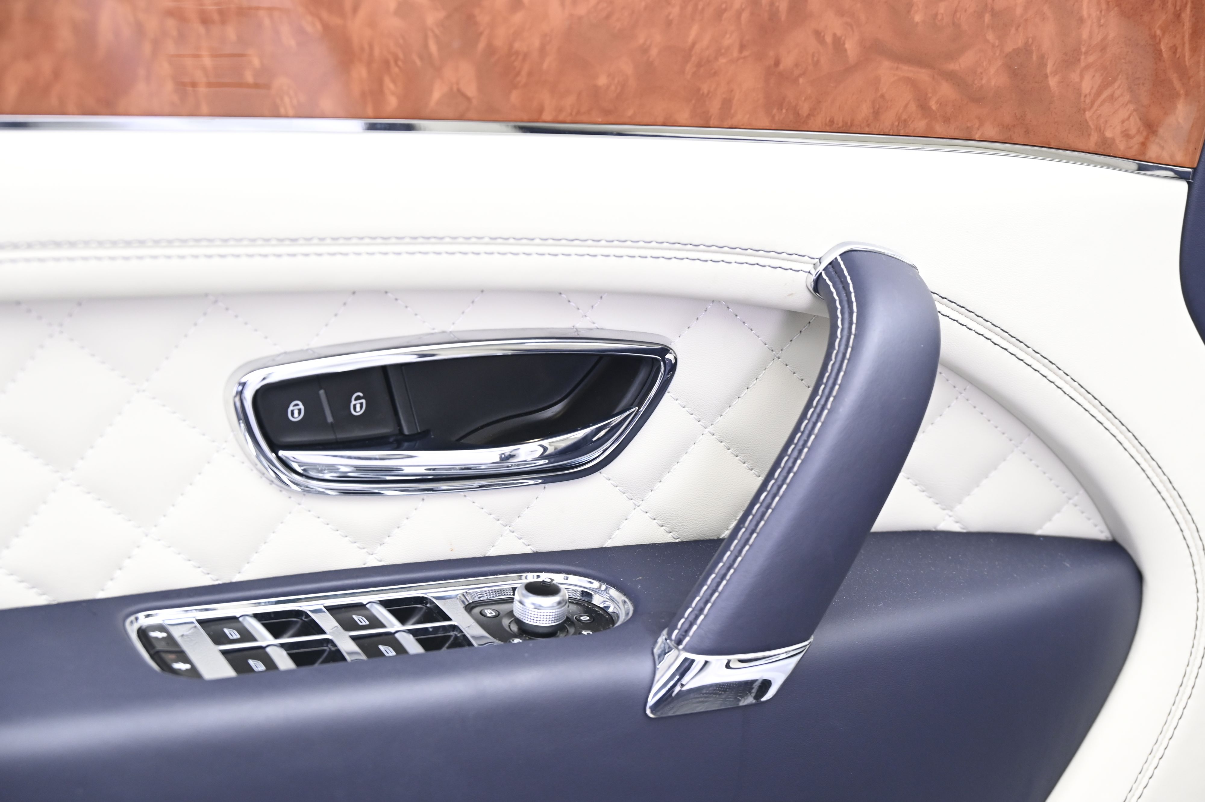 Thumbnail: 2019 Bentley Bentayga - 27