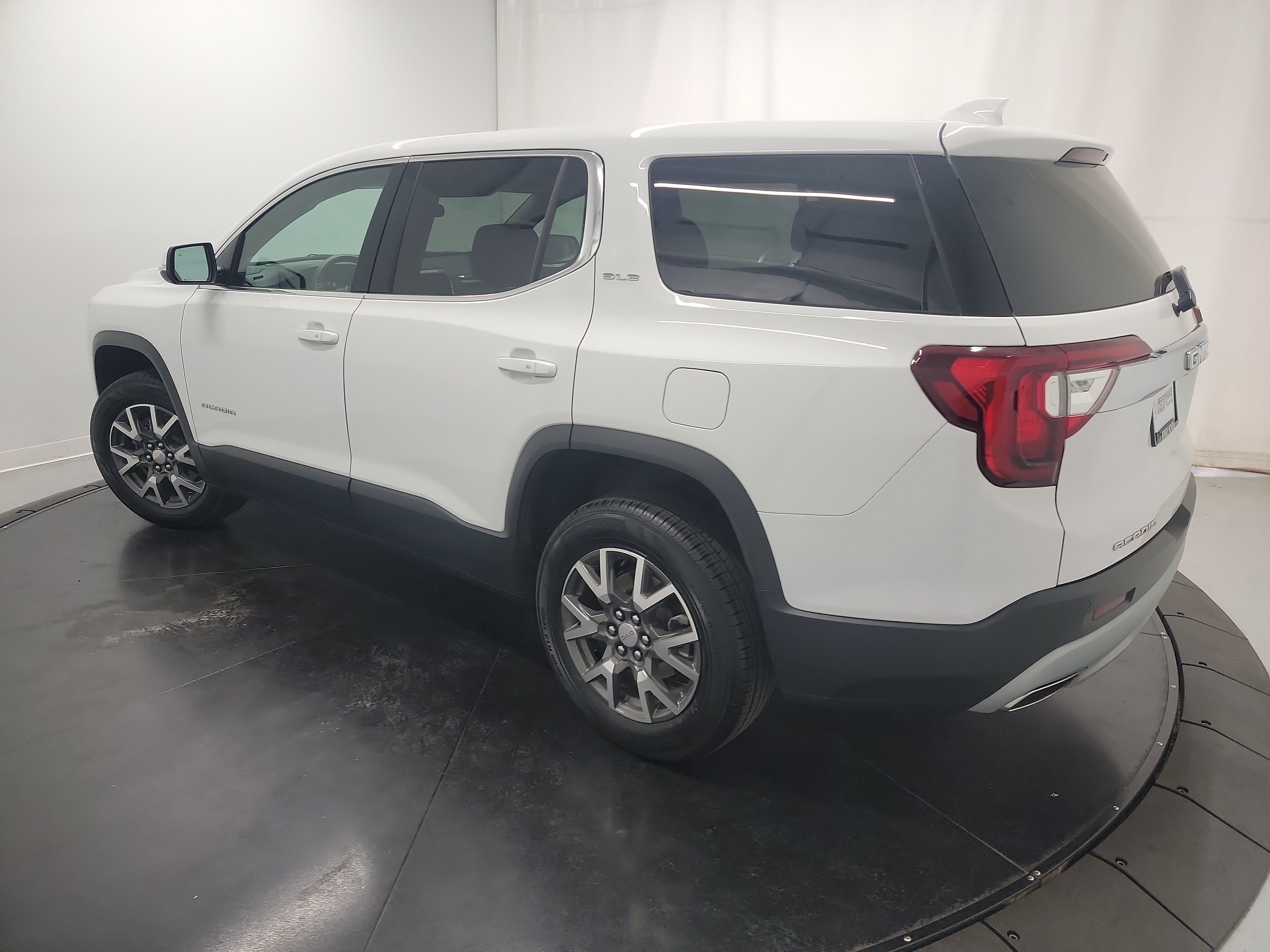 2022 GMC Acadia SLE photo